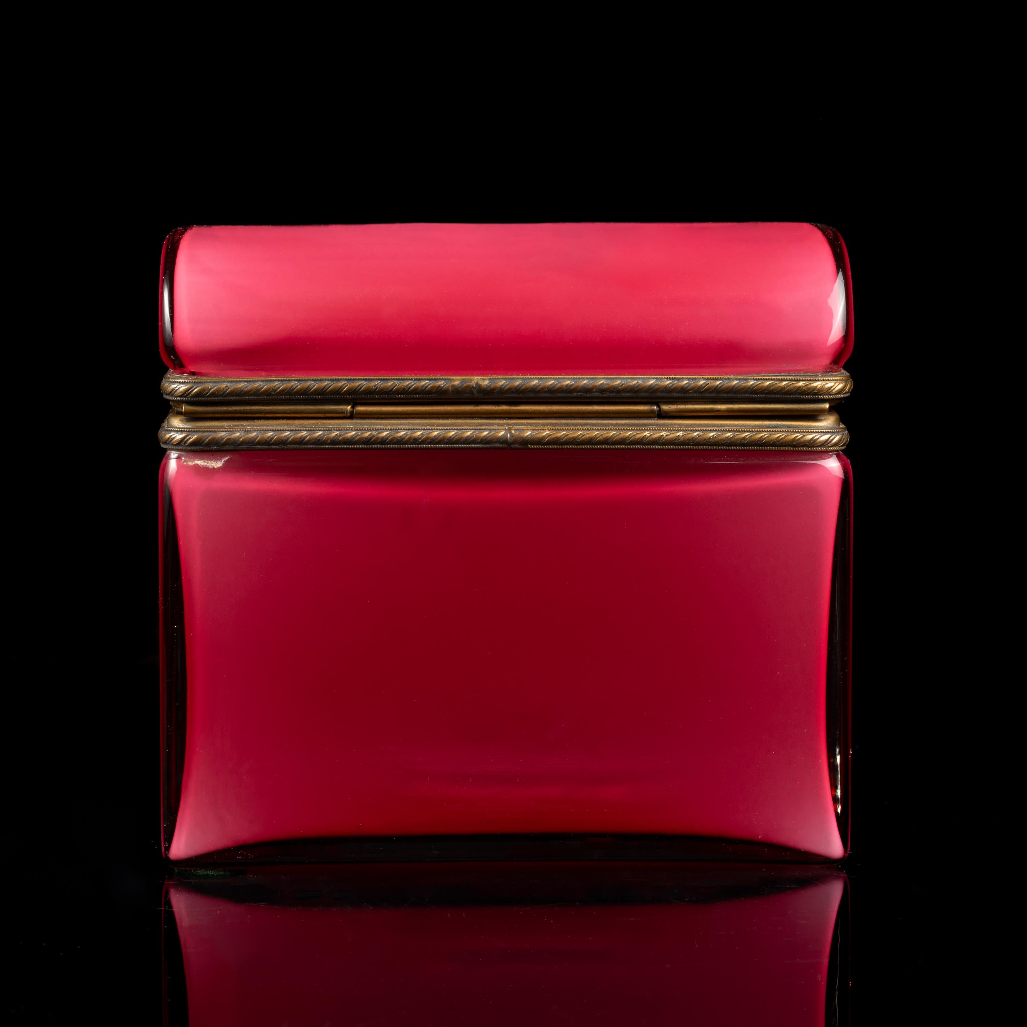 French Red Over White Opaline Ormolu Mounted Covered Box, Domed Top im Zustand „Hervorragend“ im Angebot in New York, NY