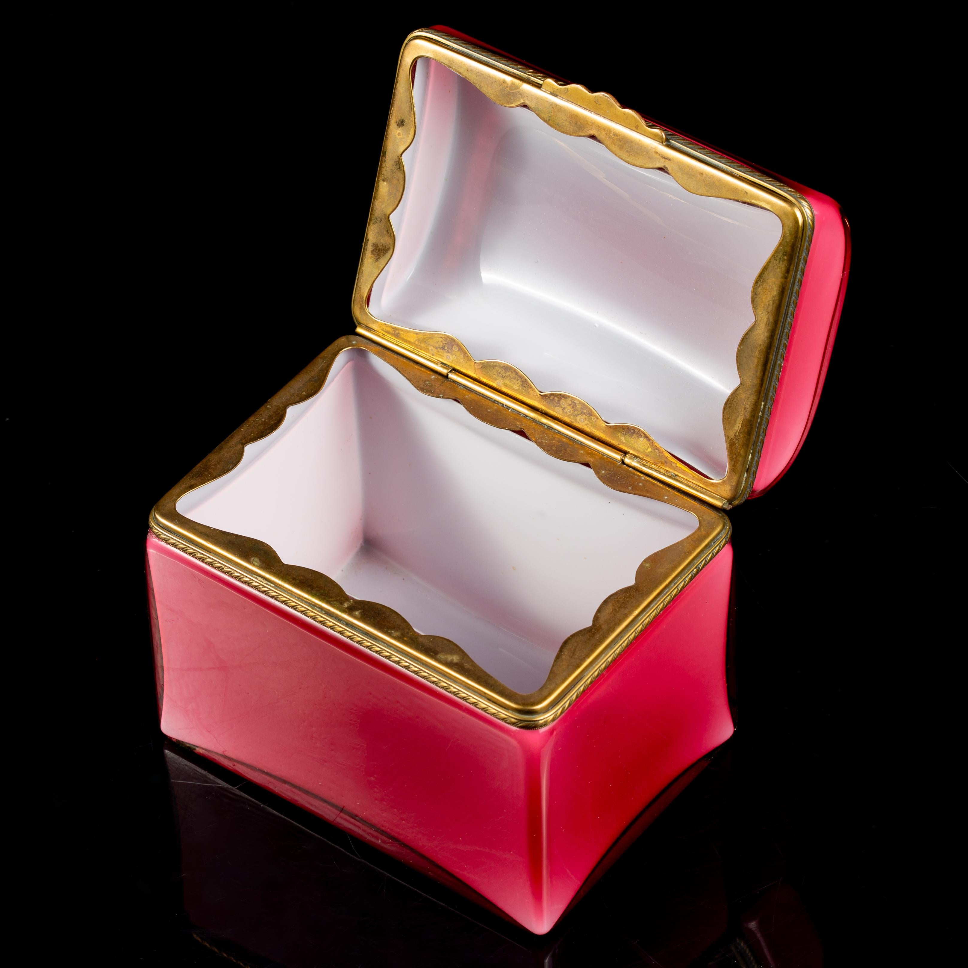 French Red Over White Opaline Ormolu Mounted Covered Box, Domed Top (Frühes 20. Jahrhundert) im Angebot
