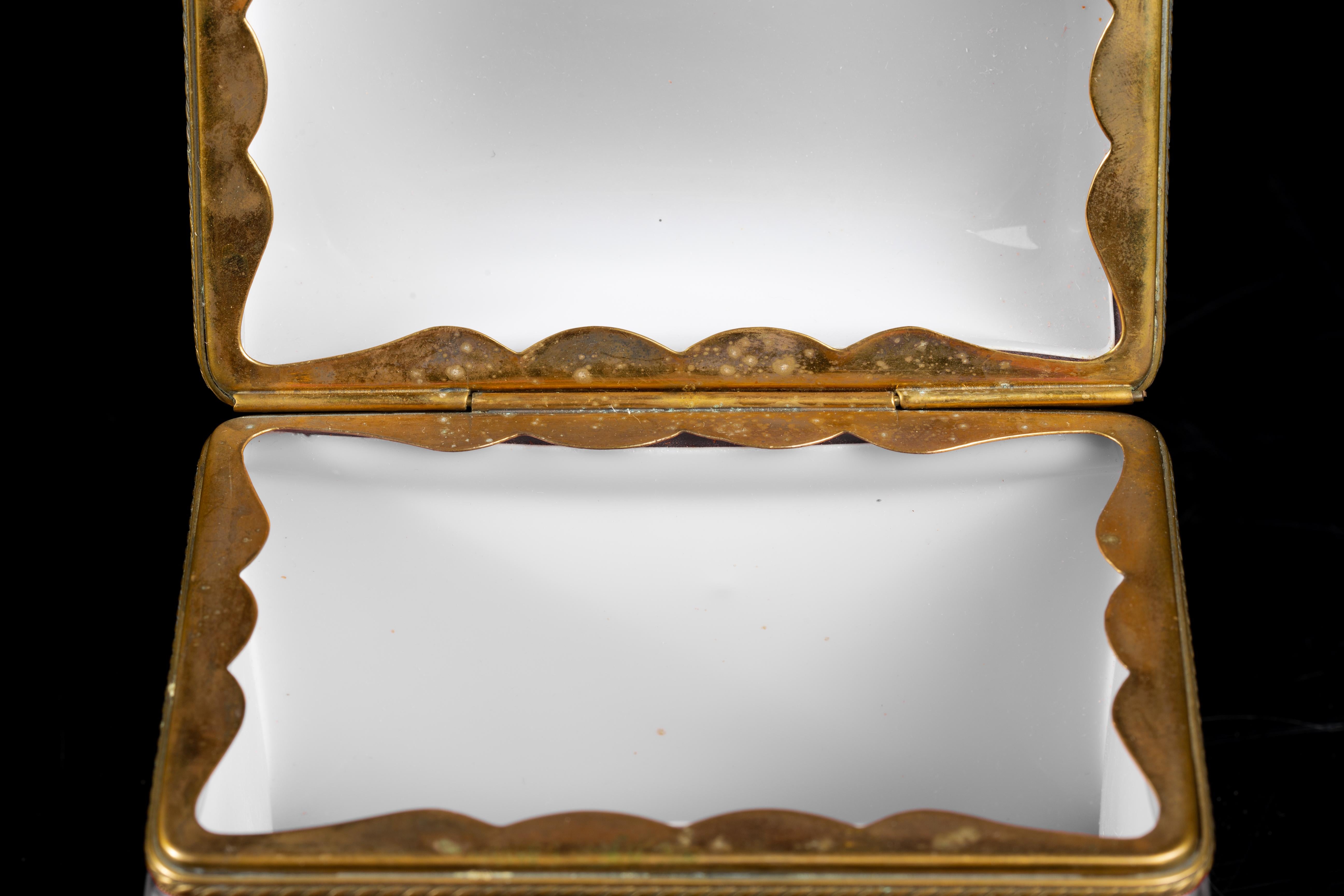 French Red Over White Opaline Ormolu Mounted Covered Box, Domed Top (Bronze) im Angebot