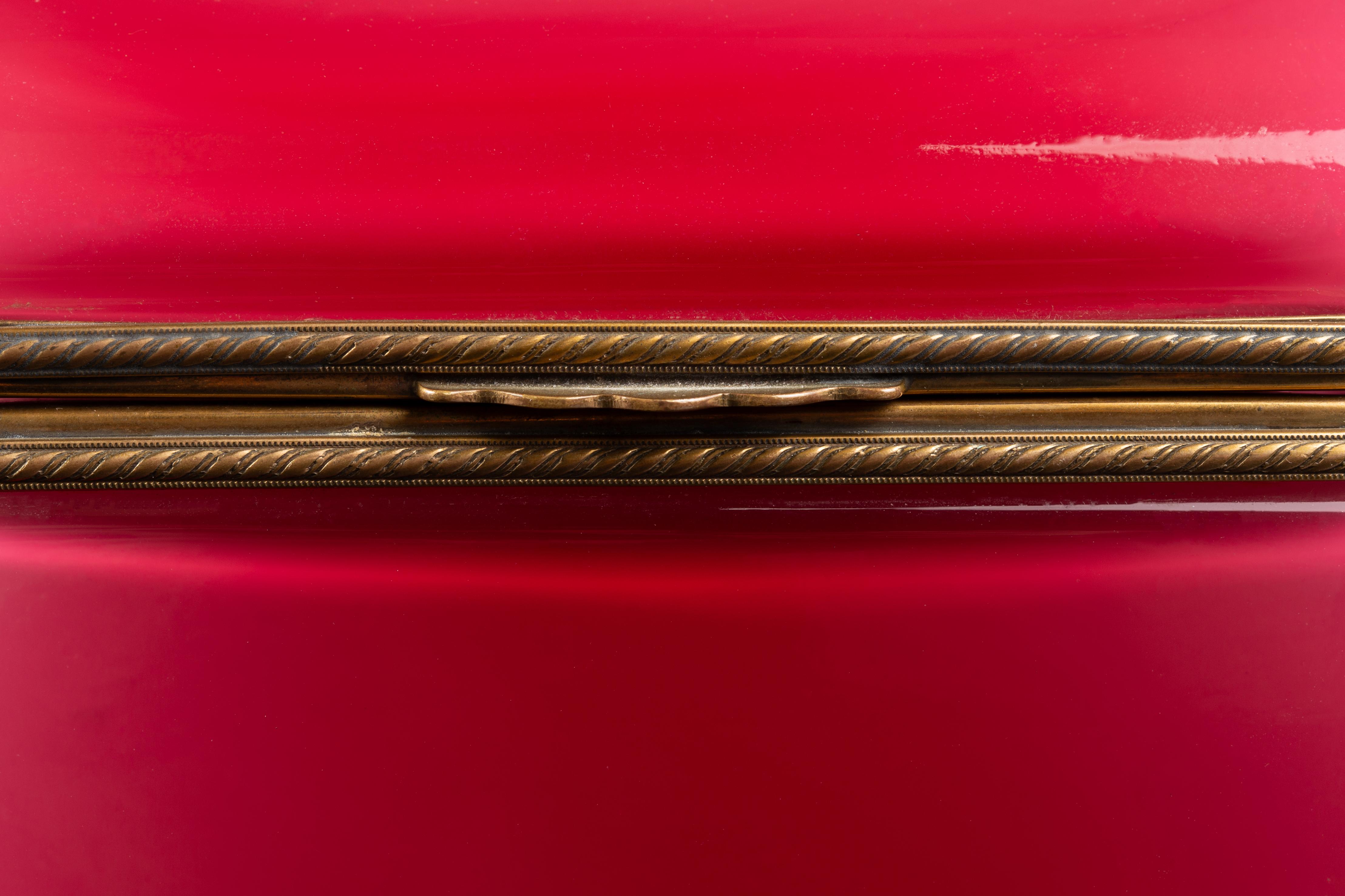 French Red Over White Opaline Ormolu Mounted Covered Box, Domed Top im Angebot 1