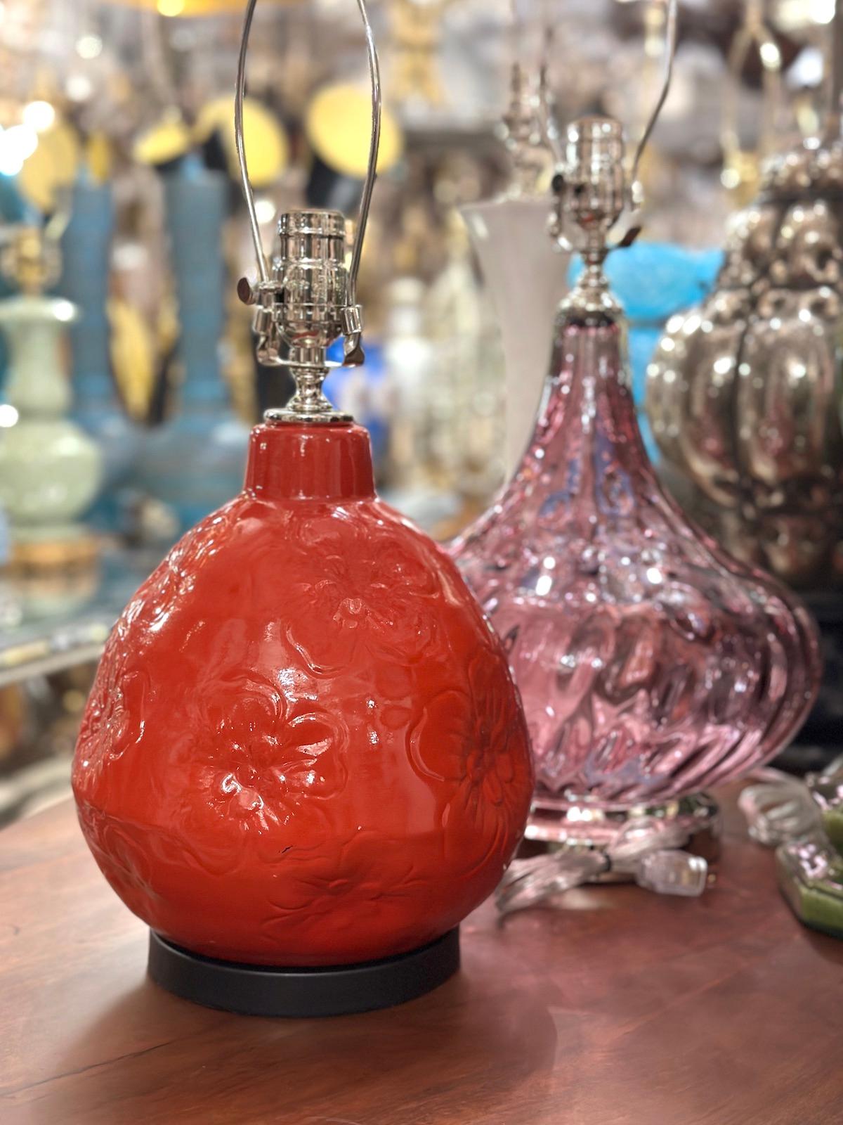 Lampe de table en porcelaine émaillée rouge à motif floral, datant des années 1960.

Mesures :
Hauteur du corps : 11
