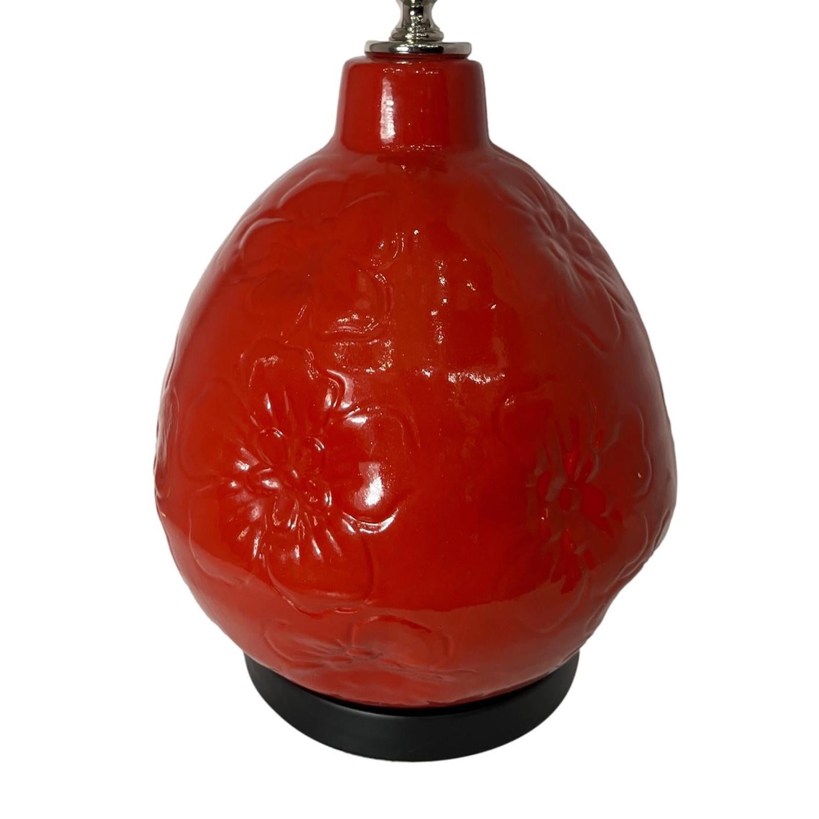 Lampe de table rouge française Bon état - En vente à New York, NY