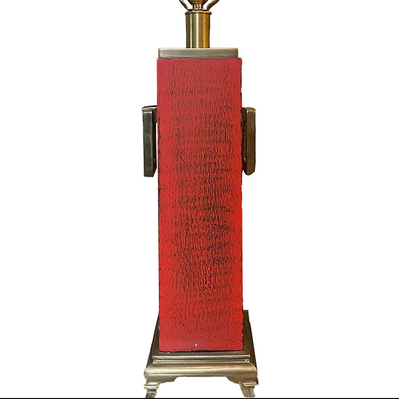 Lampe française des années 1950 en tole rouge et bronze.

Mesures :
Hauteur du corps : 19
Hauteur jusqu'au support de l'abat-jour : 30