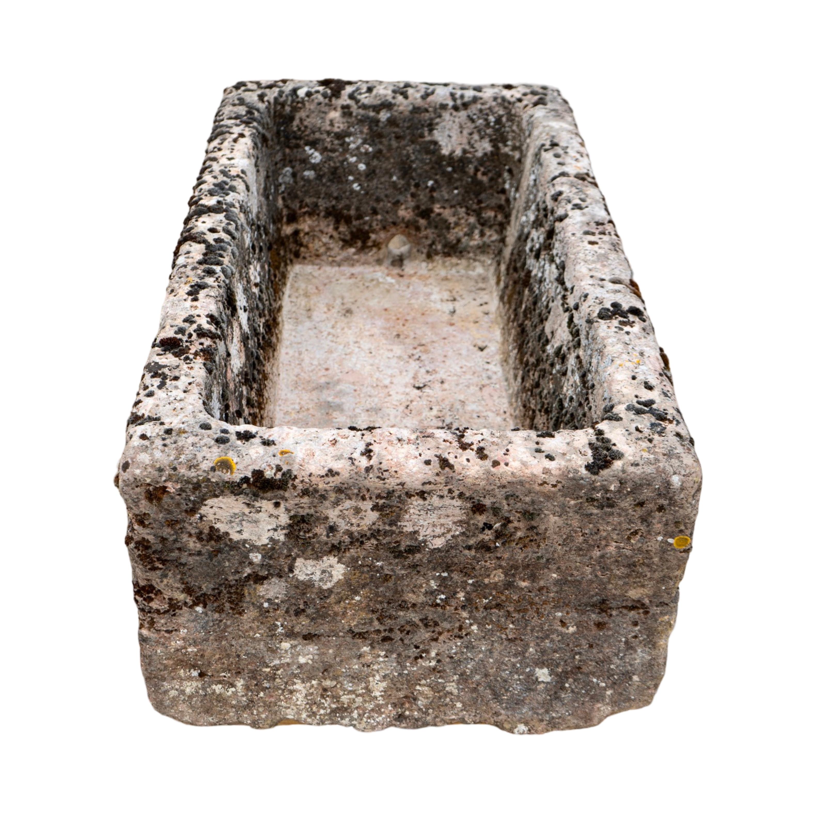 Fabriquée en France au XVIIe siècle, cette auge antique est un ajout intemporel à tout espace. Réalisée en marbre rouge rare de Vérone, son usure de caractère lui confère un charme unique. Équipé d'un trou de drainage pré-percé pour plus de