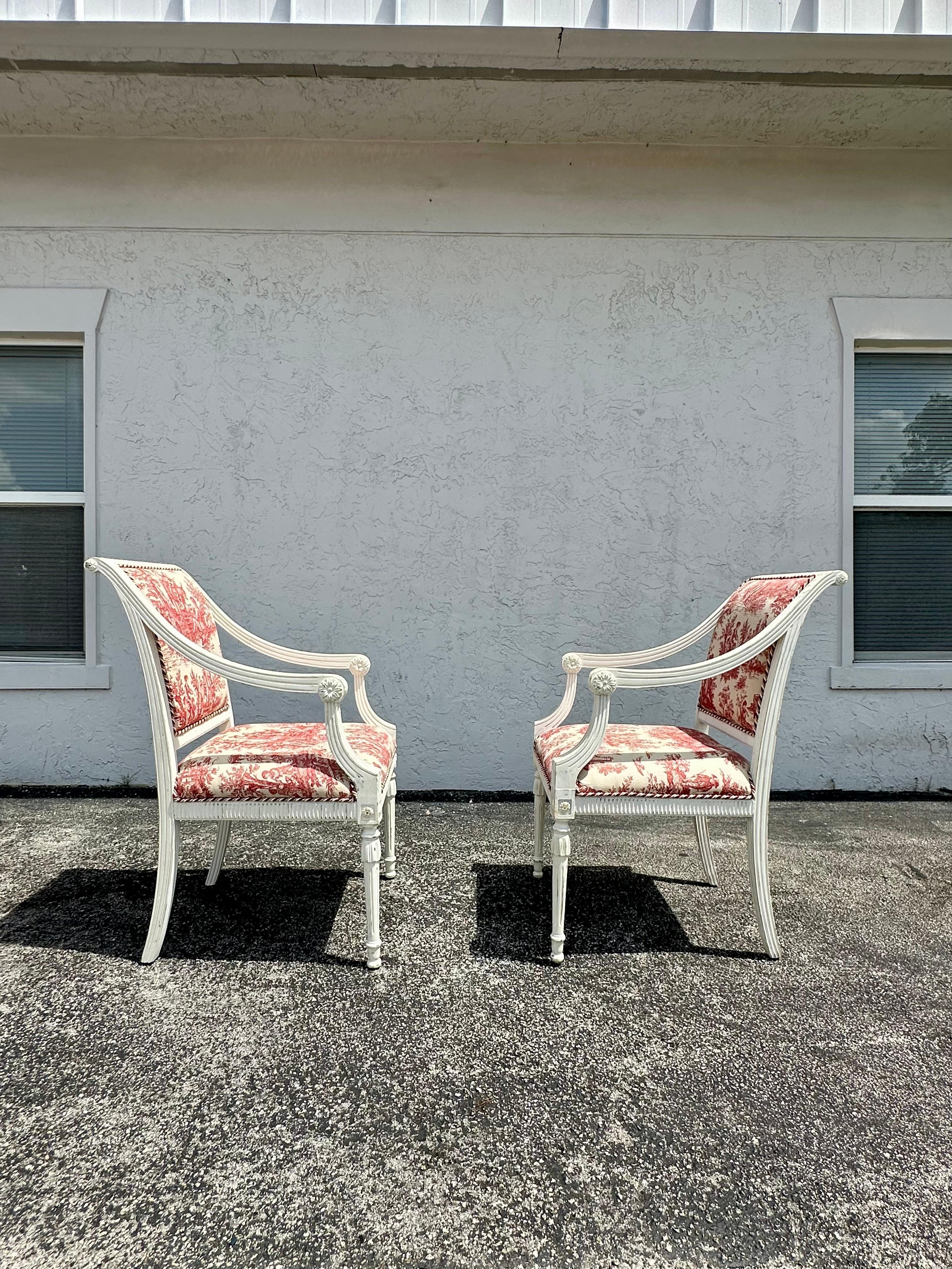 Poltrone in legno dorato in stile Louis rosso e bianco del 19° secolo, set di 2 In condizioni buone in vendita a Fort Lauderdale, FL