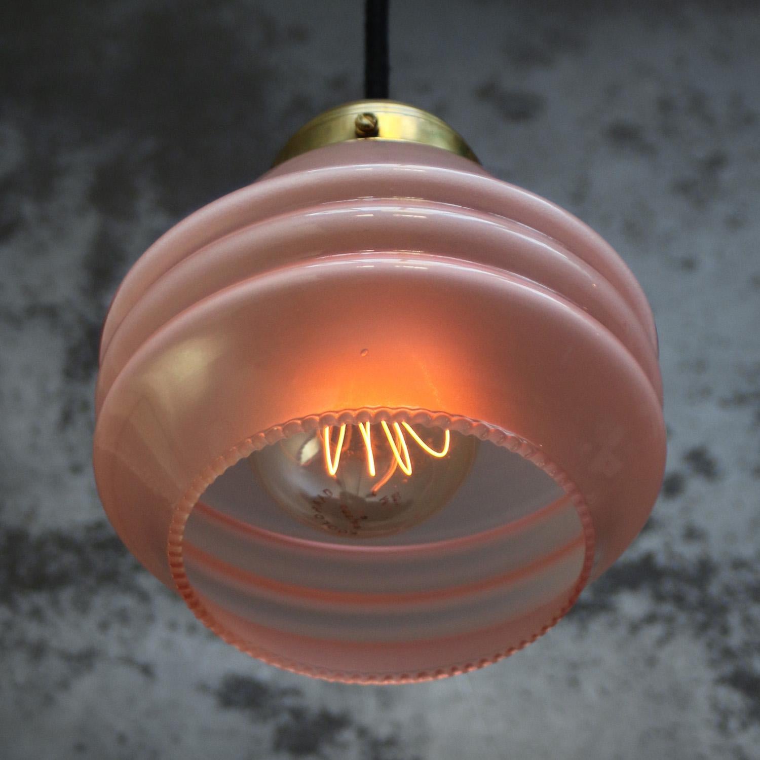 Lampe suspendue en verre rose avec couvercle en laiton

Poids : 0,70 kg / 1,5 lb

Le prix est fixé par article individuel. Toutes les lampes ont été rendues conformes aux normes internationales pour les ampoules à incandescence, les ampoules à