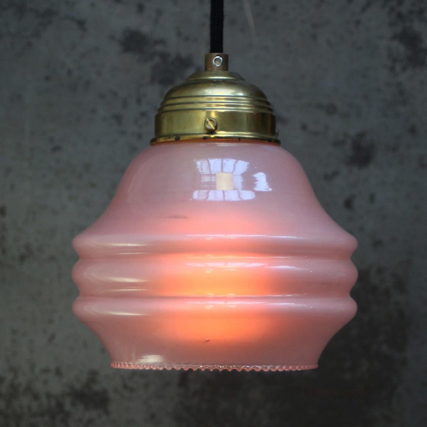 Mid-Century Modern Lampes pendantes en verre coloré et laiton rose cannelé en vente