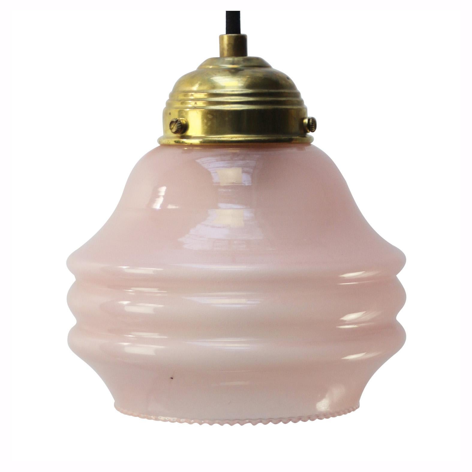 Français Lampes pendantes en verre coloré et laiton rose cannelé en vente