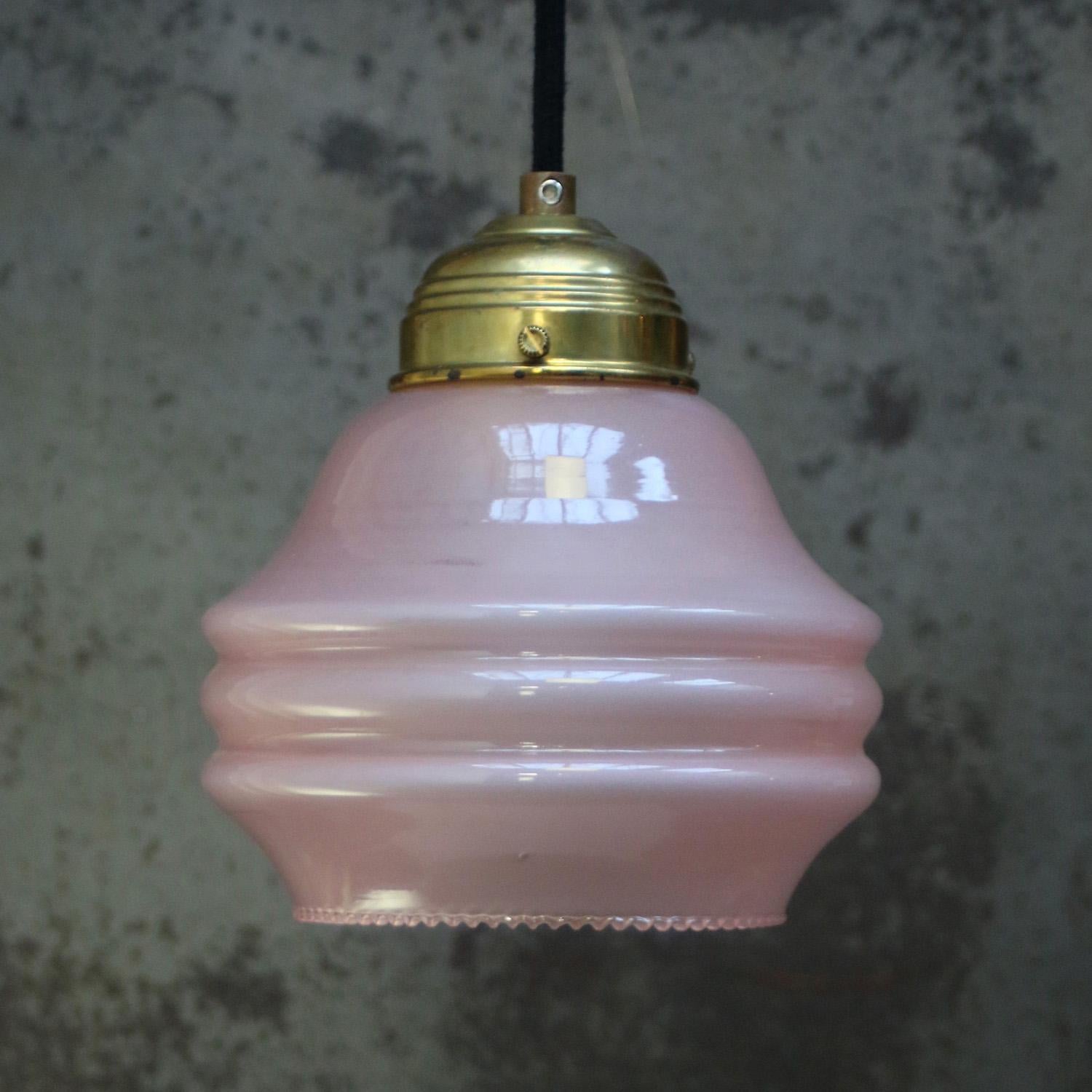 Lampes pendantes en verre coloré et laiton rose cannelé Bon état - En vente à Amsterdam, NL