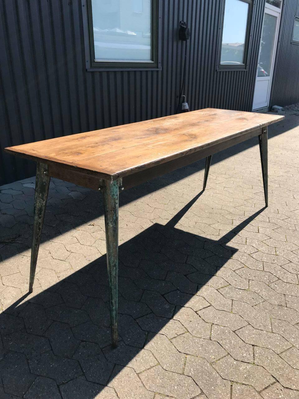 Gorgeous and stylish refectory table with gorgeous wooden top addition to the elegant Tolix original slanting legs. The wonderful green paintwork and the fabulous top have gorgeous patina. A gorgeous marriage of styles, and a practical piece.