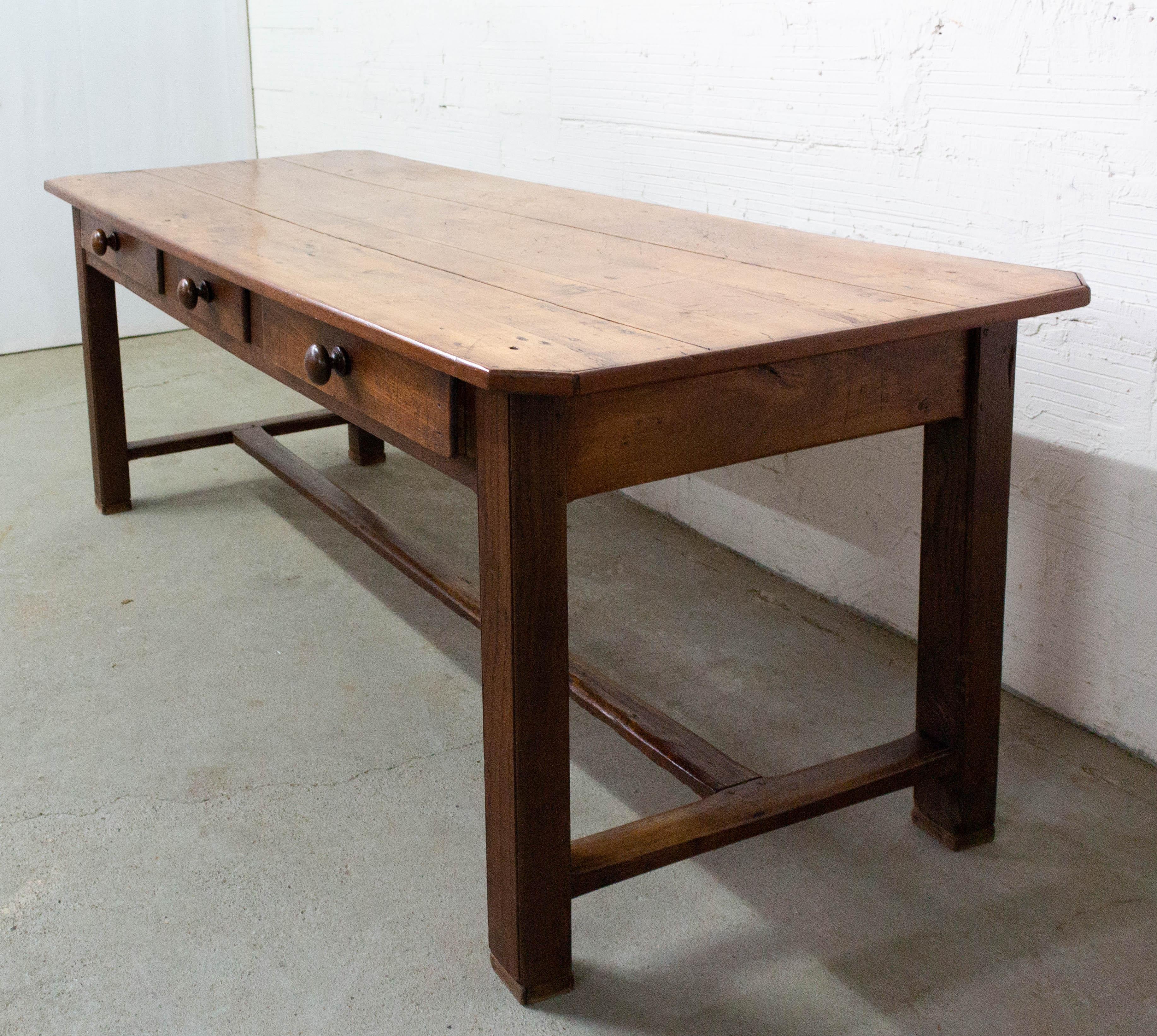 French refectory table late 18th century French Provincial 
French Country House Server, dining table with three drawers
The top and the drawers are in poplar, and the legs and the braces are in oak
Very good antique condition, with minor signs of