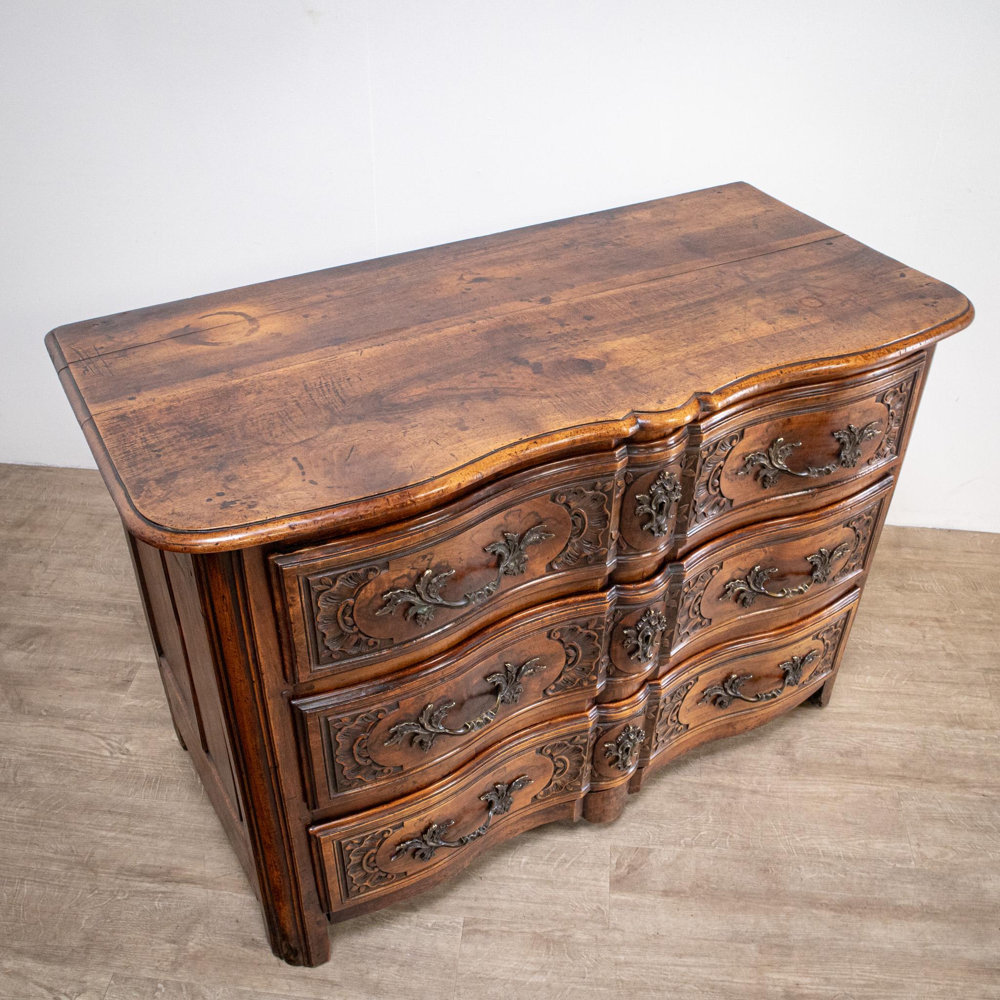 French Régence 18th Century Walnut Commode or Chest of Drawers In Good Condition For Sale In Newark, GB