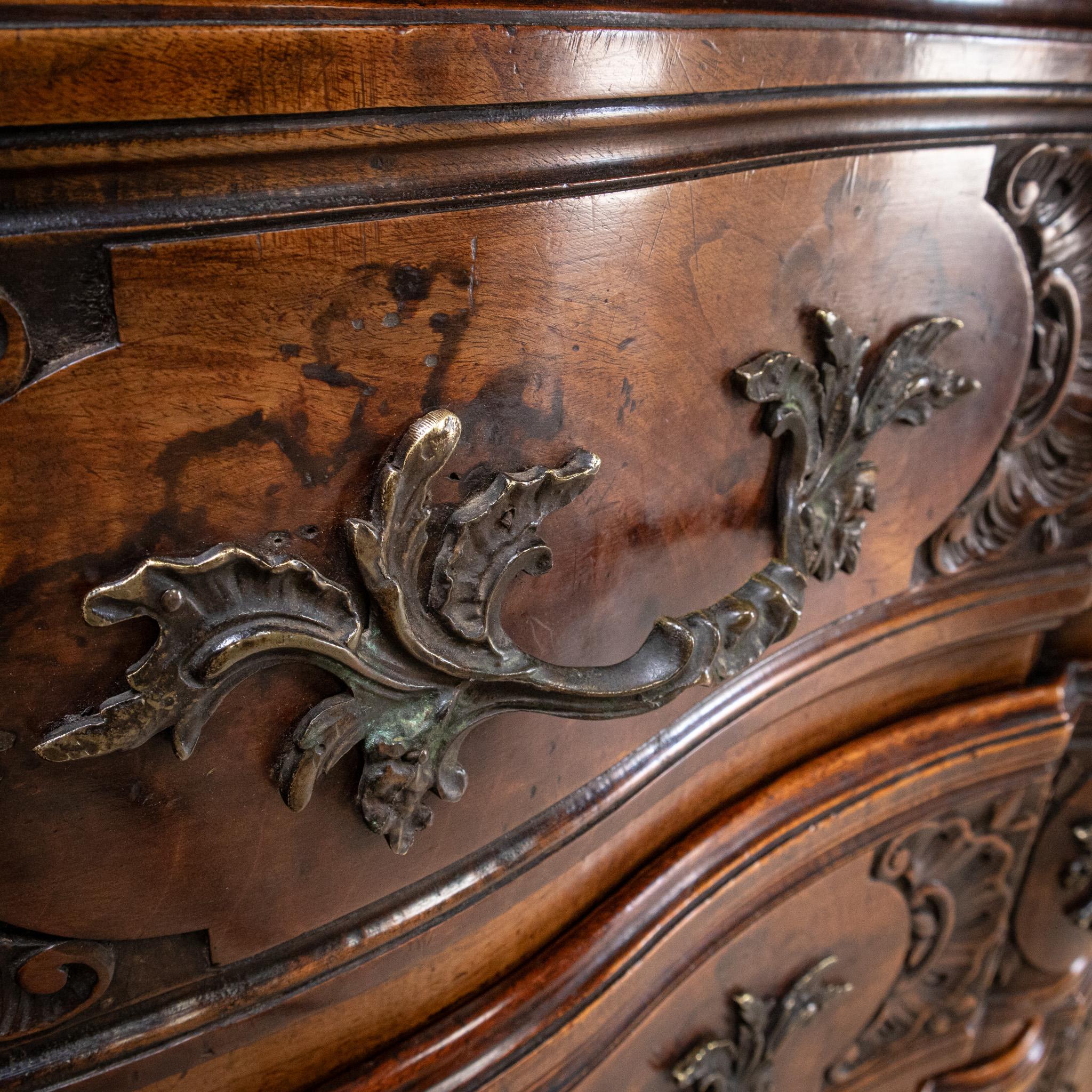 French Régence 18th Century Walnut Commode or Chest of Drawers For Sale 3