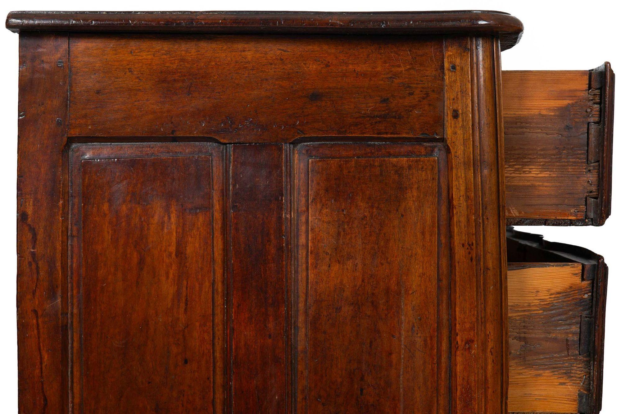 Commode ancienne en noyer de style Régence vers 1750 en vente 3
