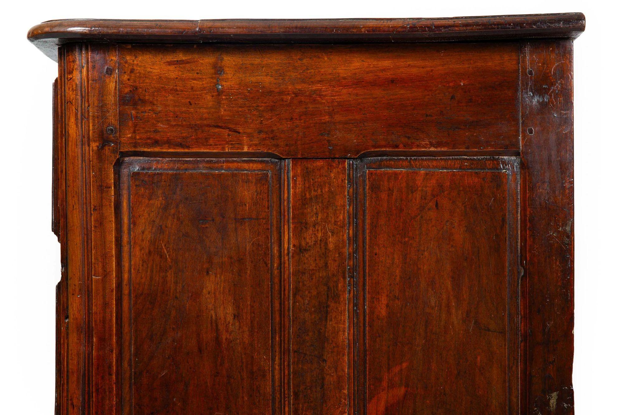 Commode ancienne en noyer de style Régence vers 1750 en vente 5