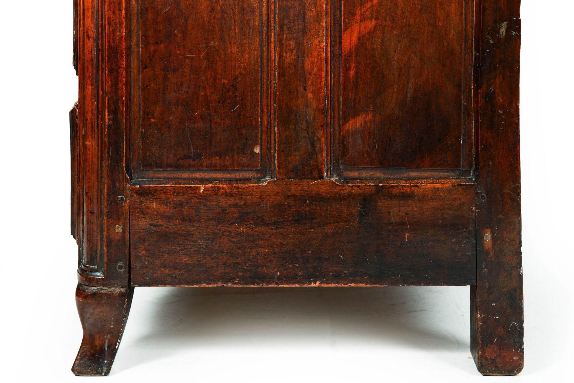 Commode ancienne en noyer de style Régence vers 1750 en vente 6