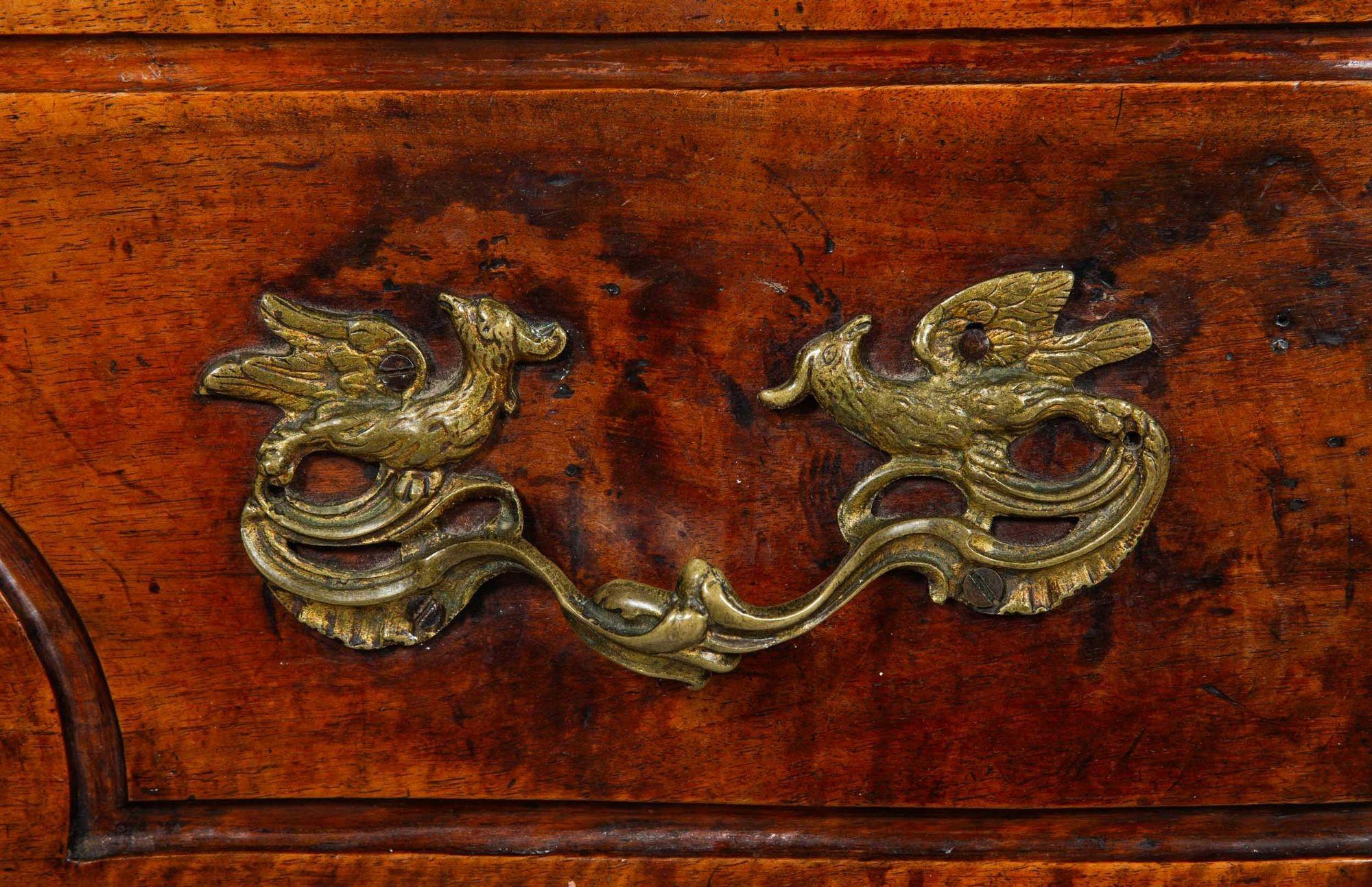 Commode ancienne en noyer de style Régence vers 1750 en vente 7