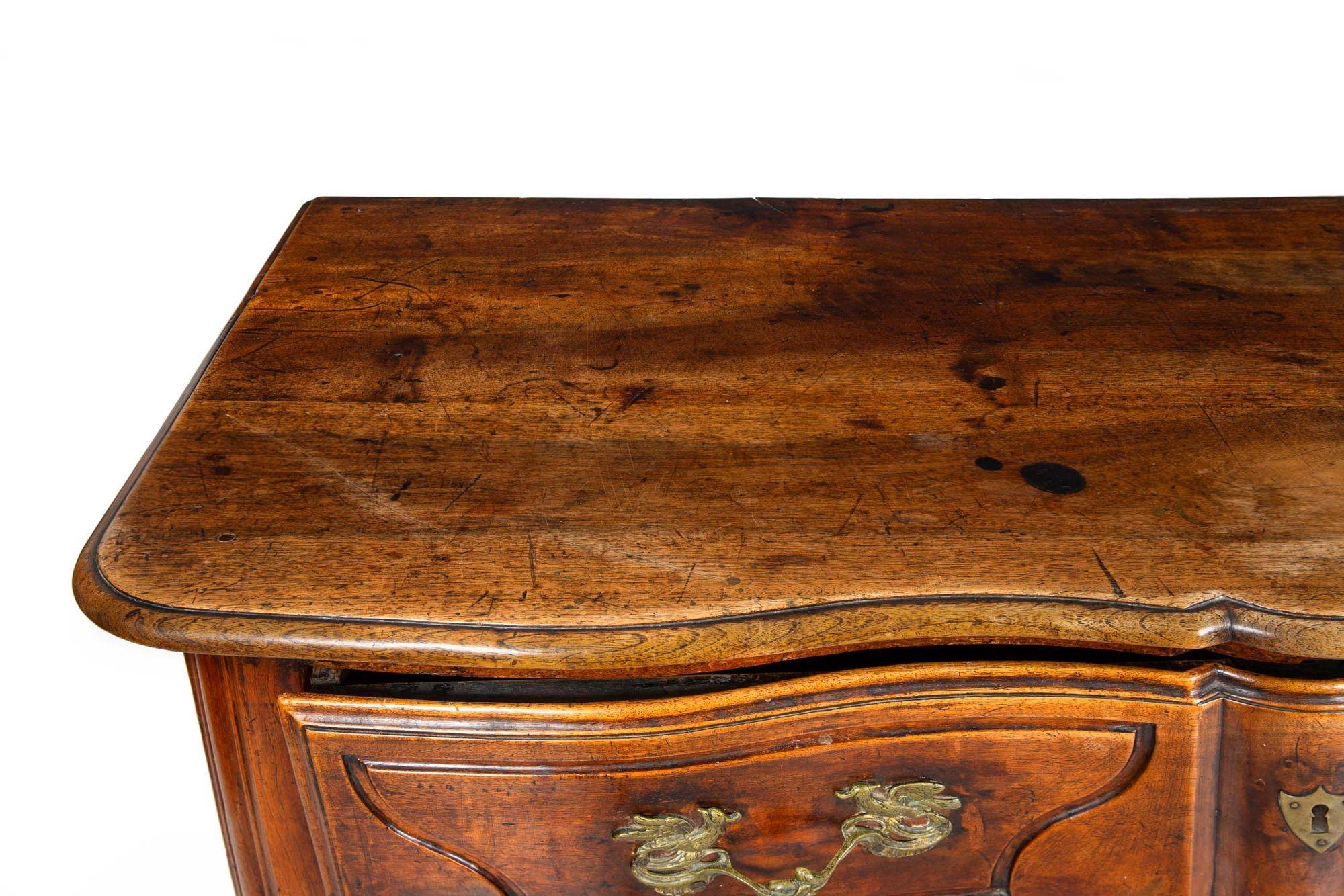 Commode ancienne en noyer de style Régence vers 1750 en vente 8