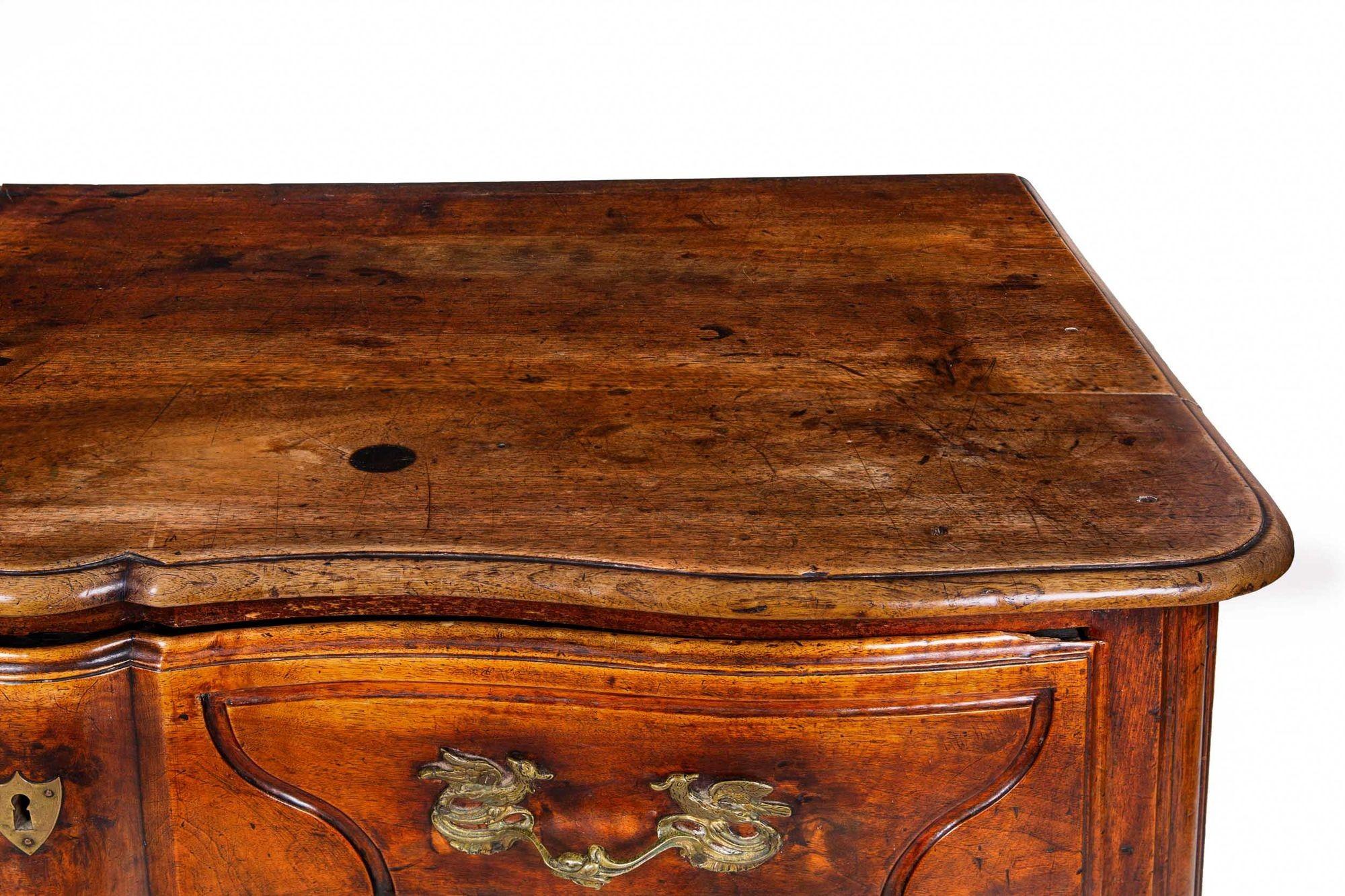 Commode ancienne en noyer de style Régence vers 1750 en vente 9