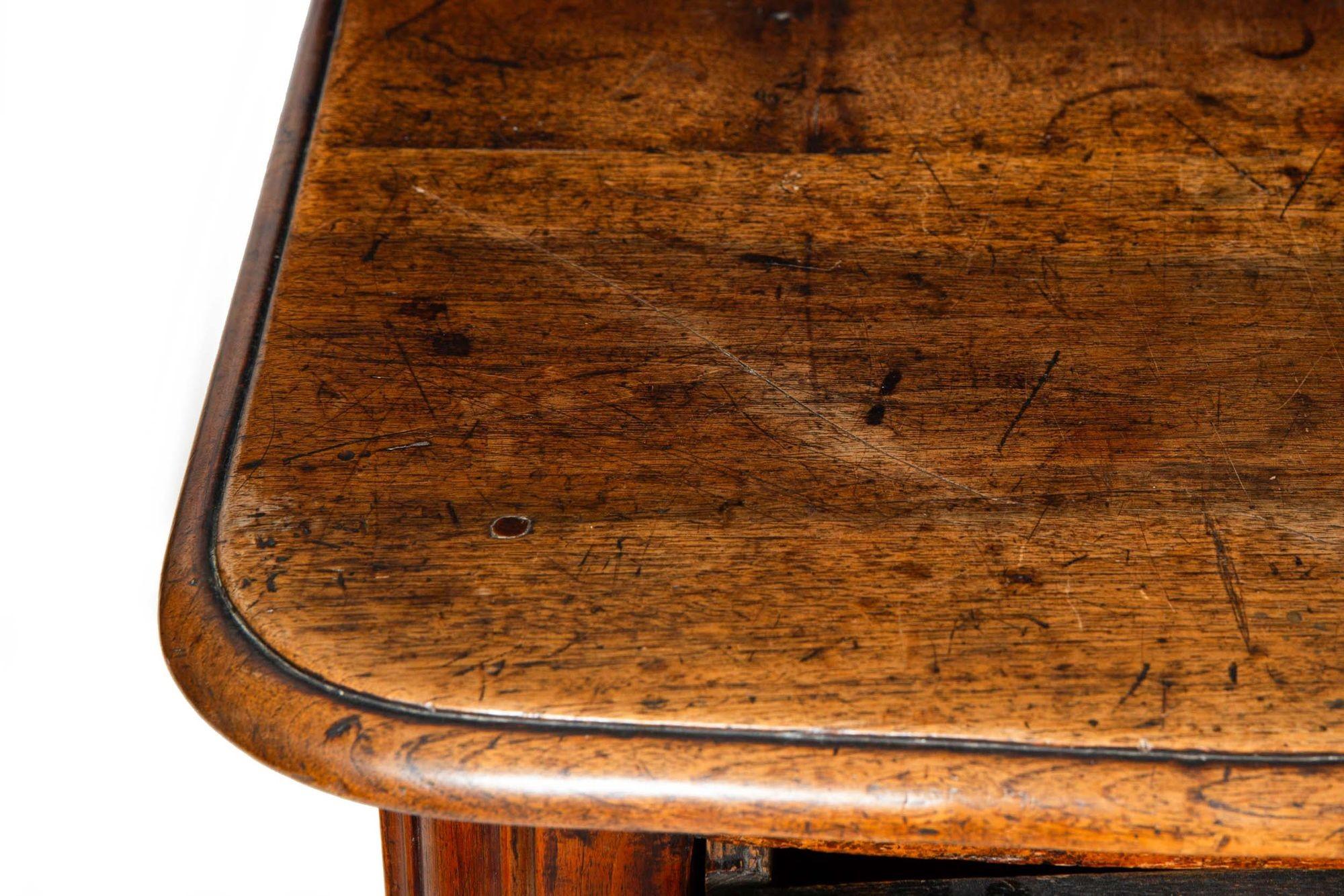 Commode ancienne en noyer de style Régence vers 1750 en vente 10