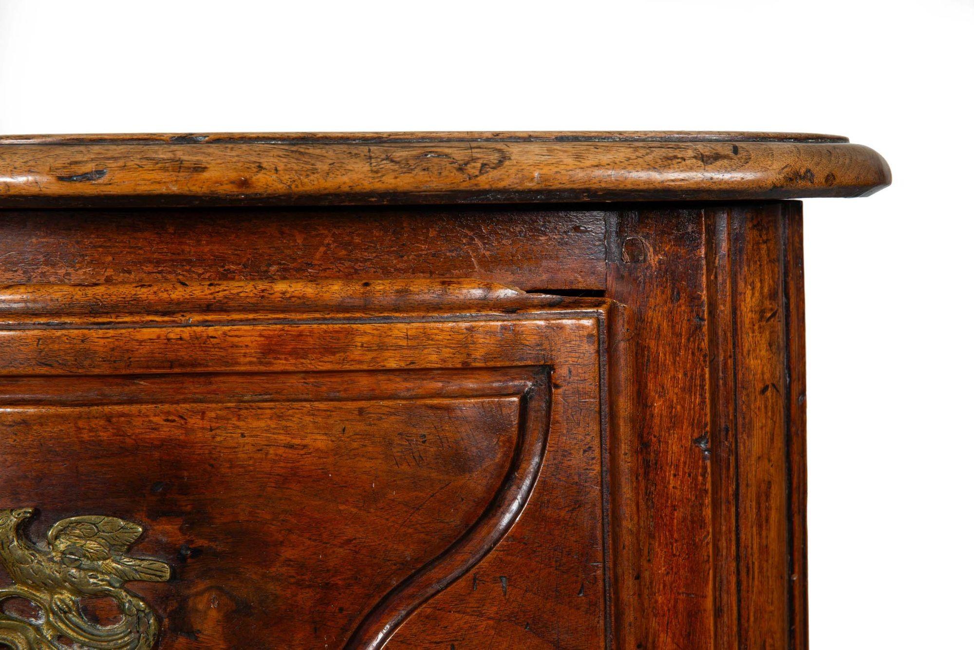 Commode ancienne en noyer de style Régence vers 1750 en vente 11