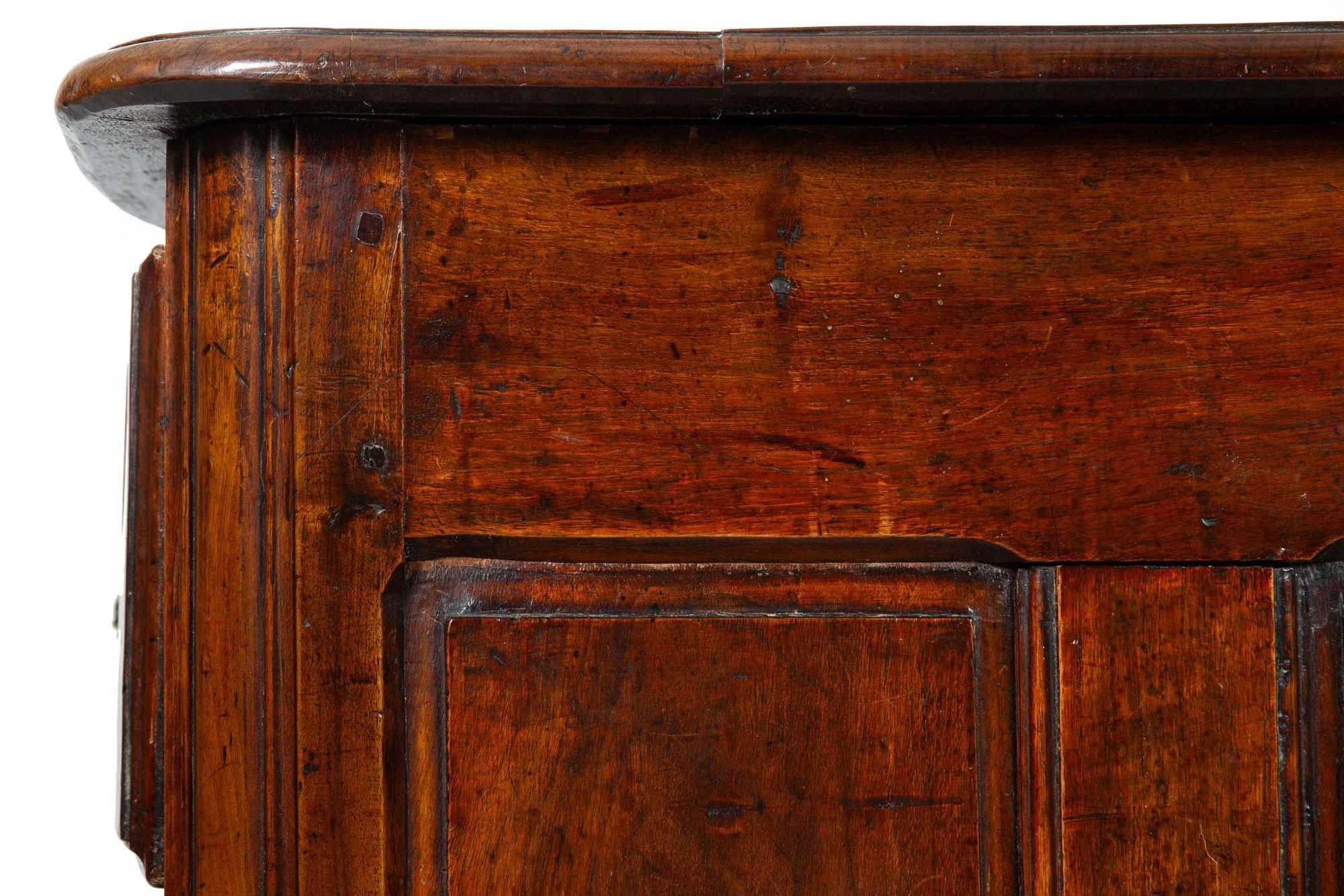 Commode ancienne en noyer de style Régence vers 1750 en vente 12