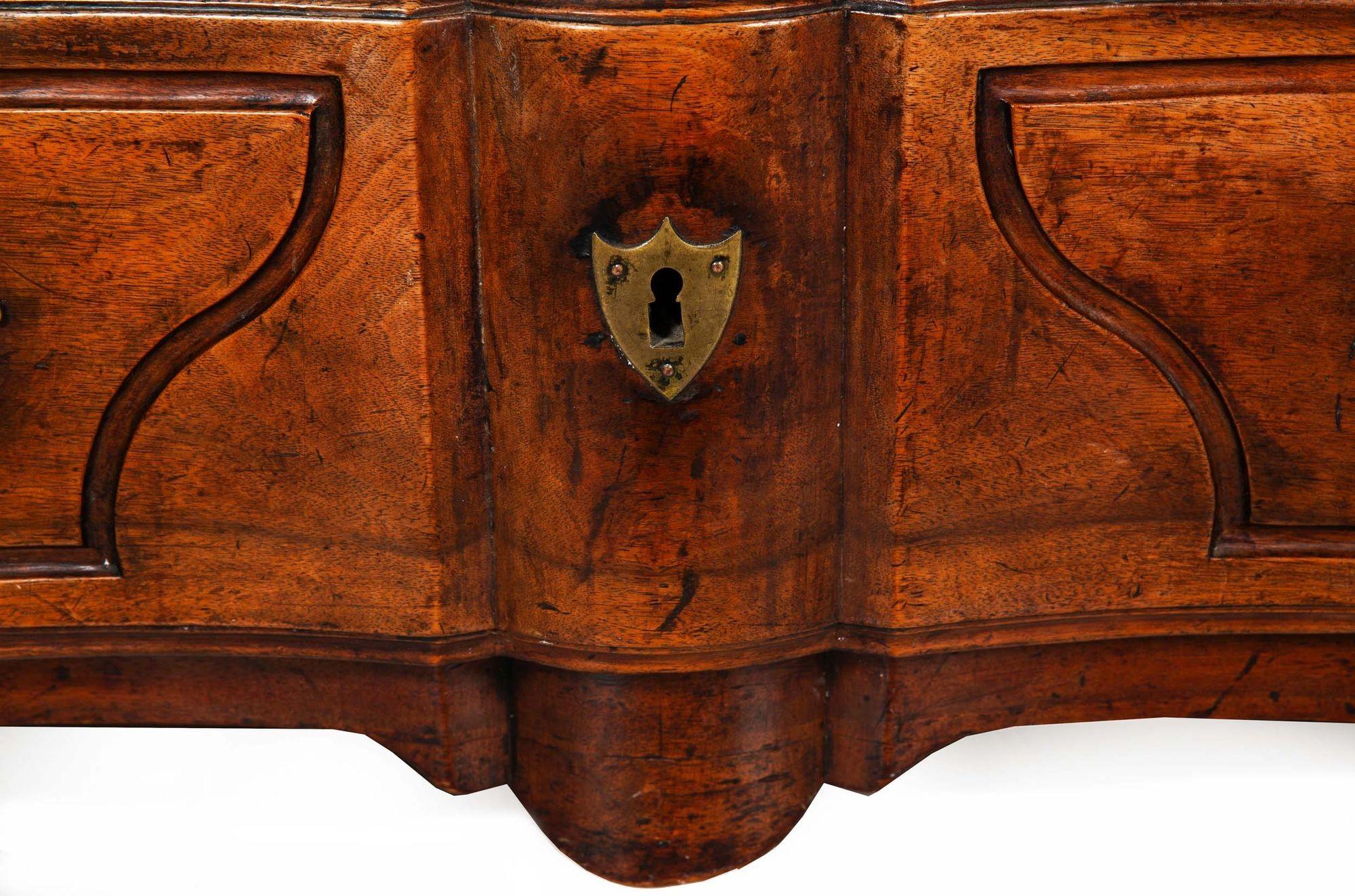 Commode ancienne en noyer de style Régence vers 1750 en vente 13