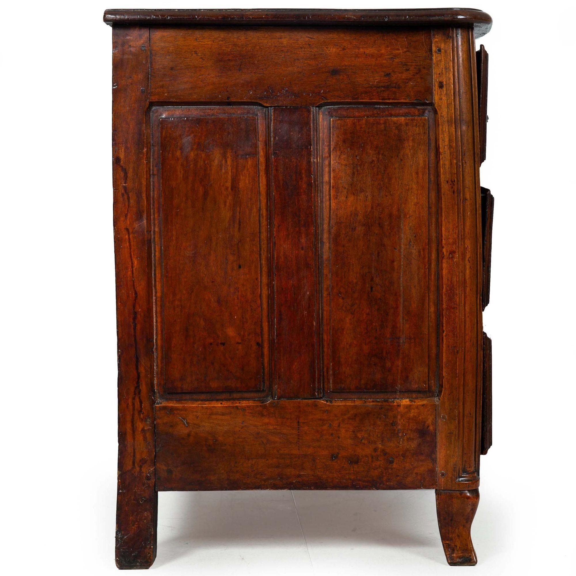 Regency Commode ancienne en noyer de style Régence vers 1750 en vente