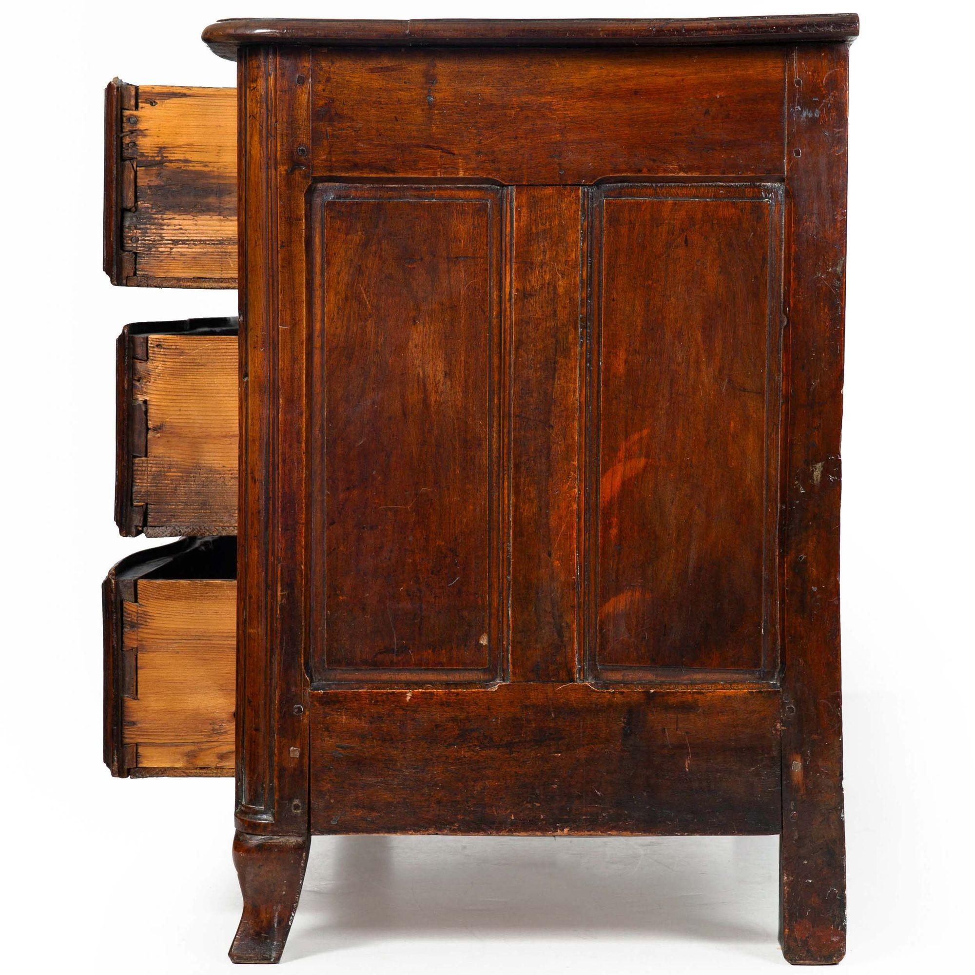 Français Commode ancienne en noyer de style Régence vers 1750 en vente