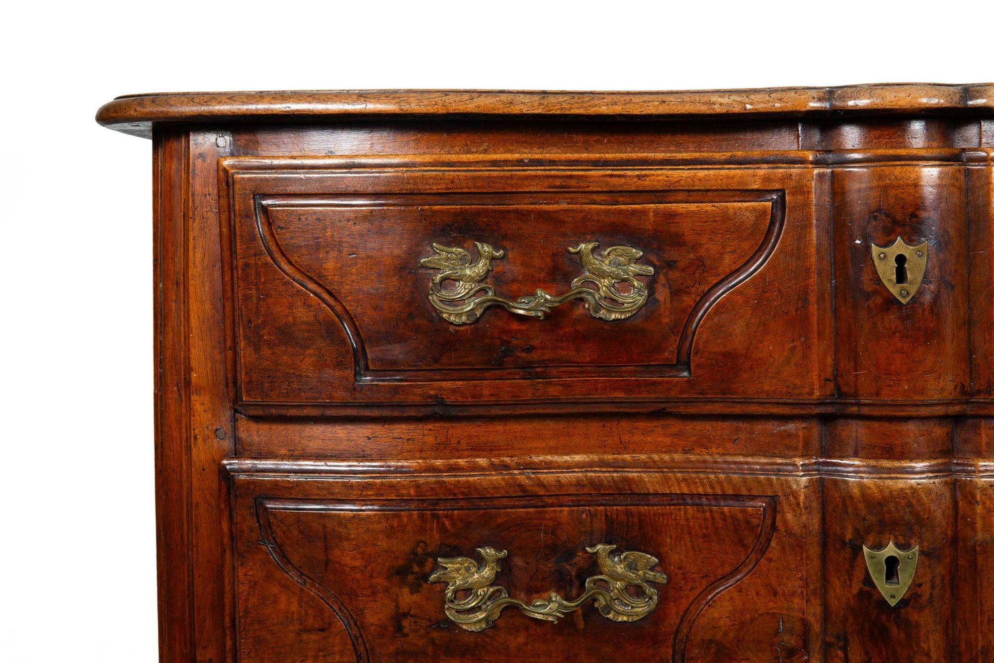 XVIIIe siècle et antérieur Commode ancienne en noyer de style Régence vers 1750 en vente