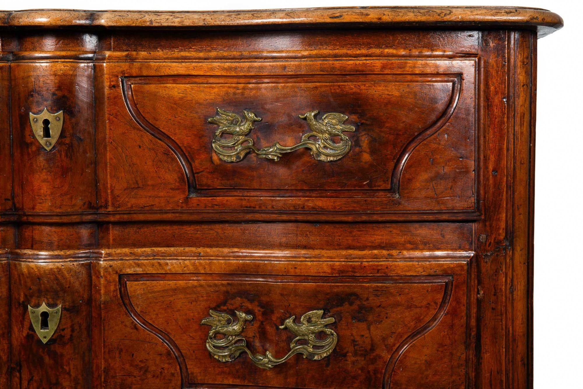 Laiton Commode ancienne en noyer de style Régence vers 1750 en vente