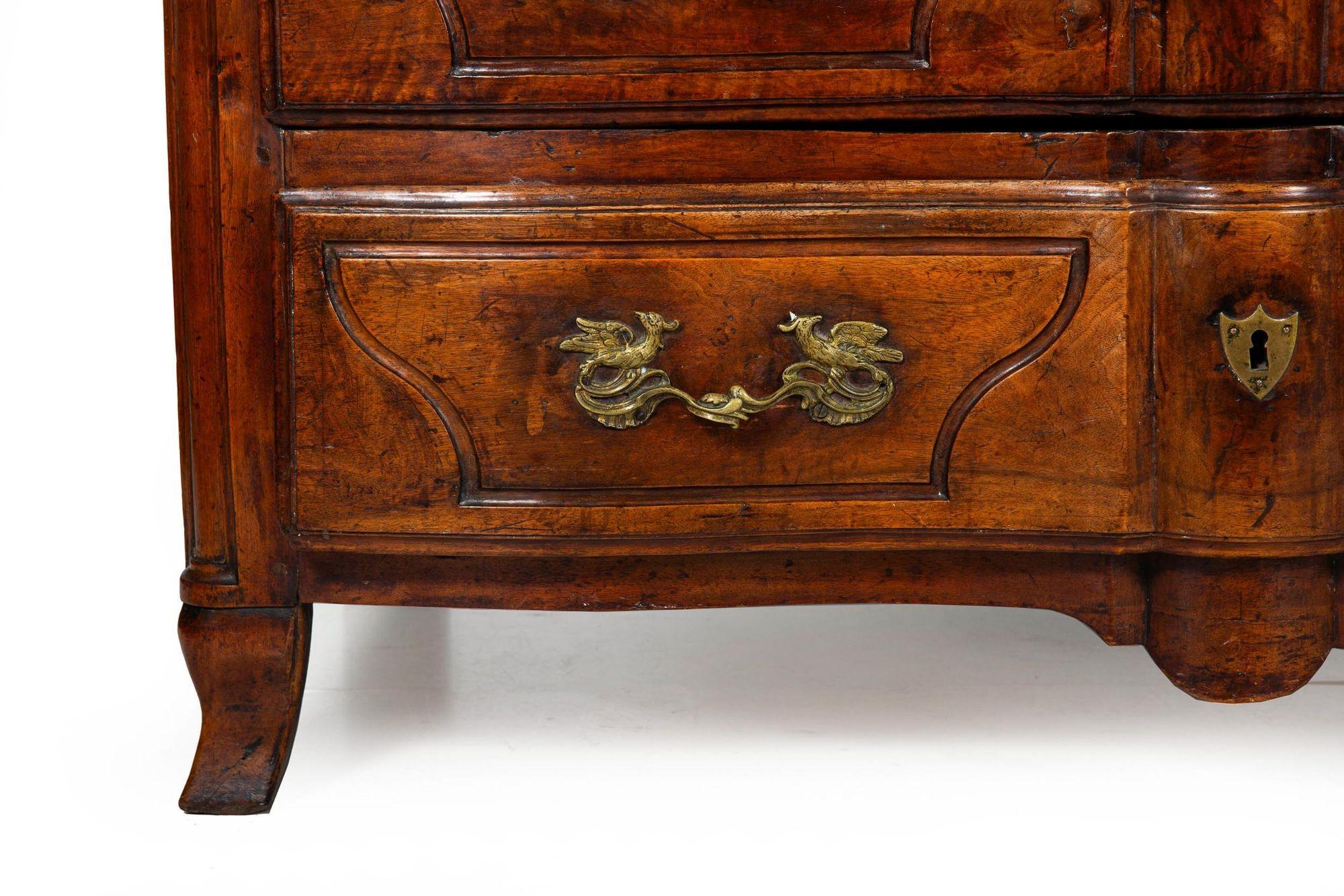 Commode ancienne en noyer de style Régence vers 1750 en vente 1