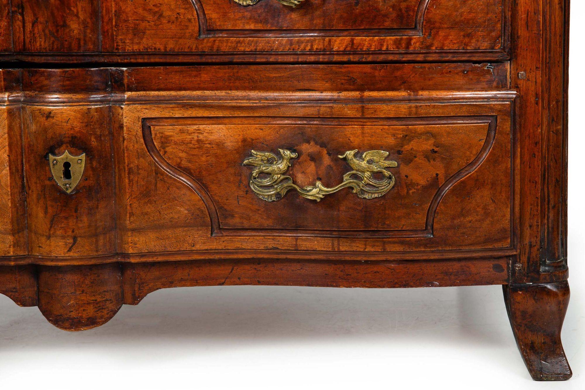 Commode ancienne en noyer de style Régence vers 1750 en vente 2