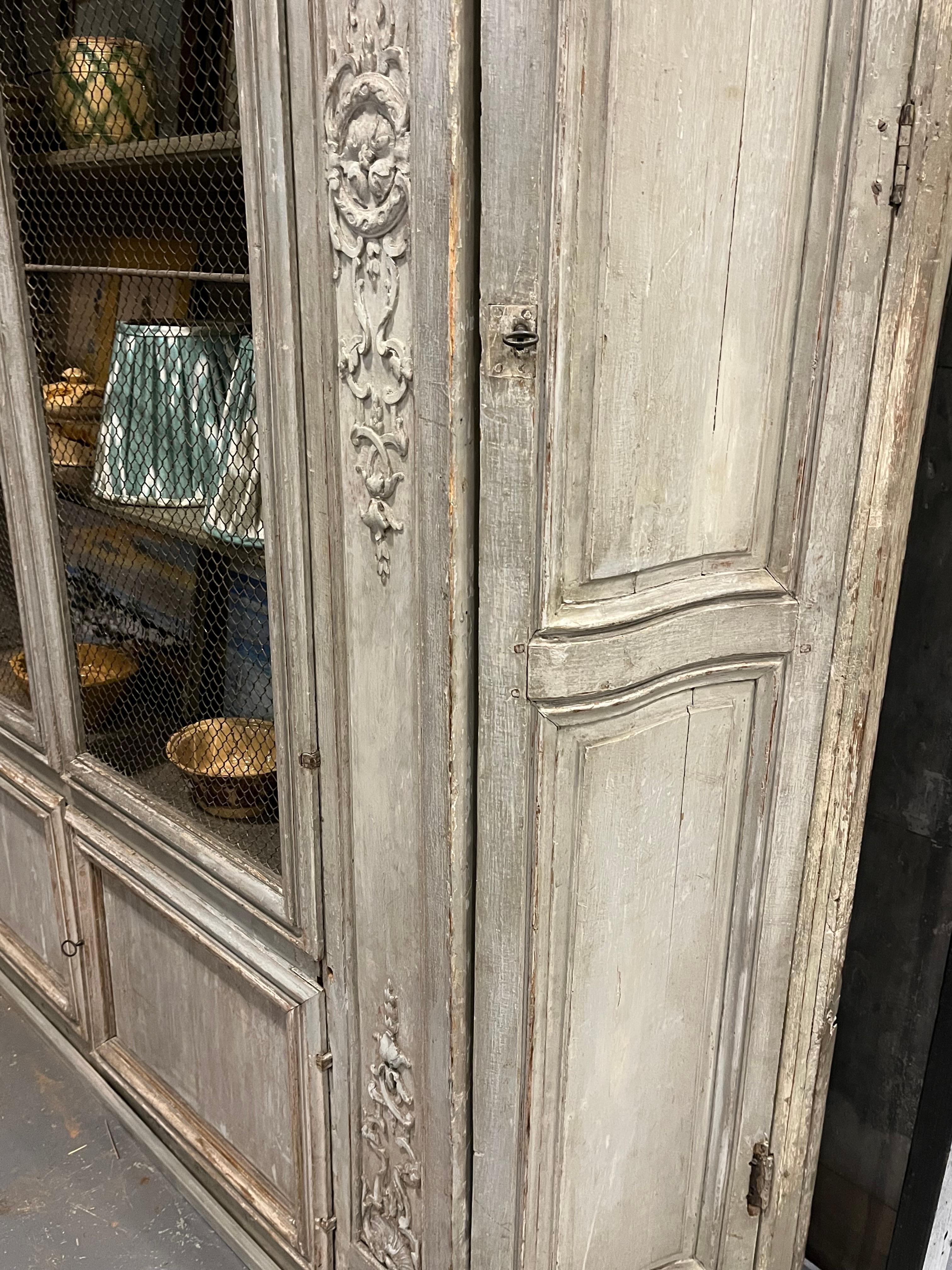 French Régence  Biblioteque, Early 18th Century In Good Condition For Sale In Doylestown, PA