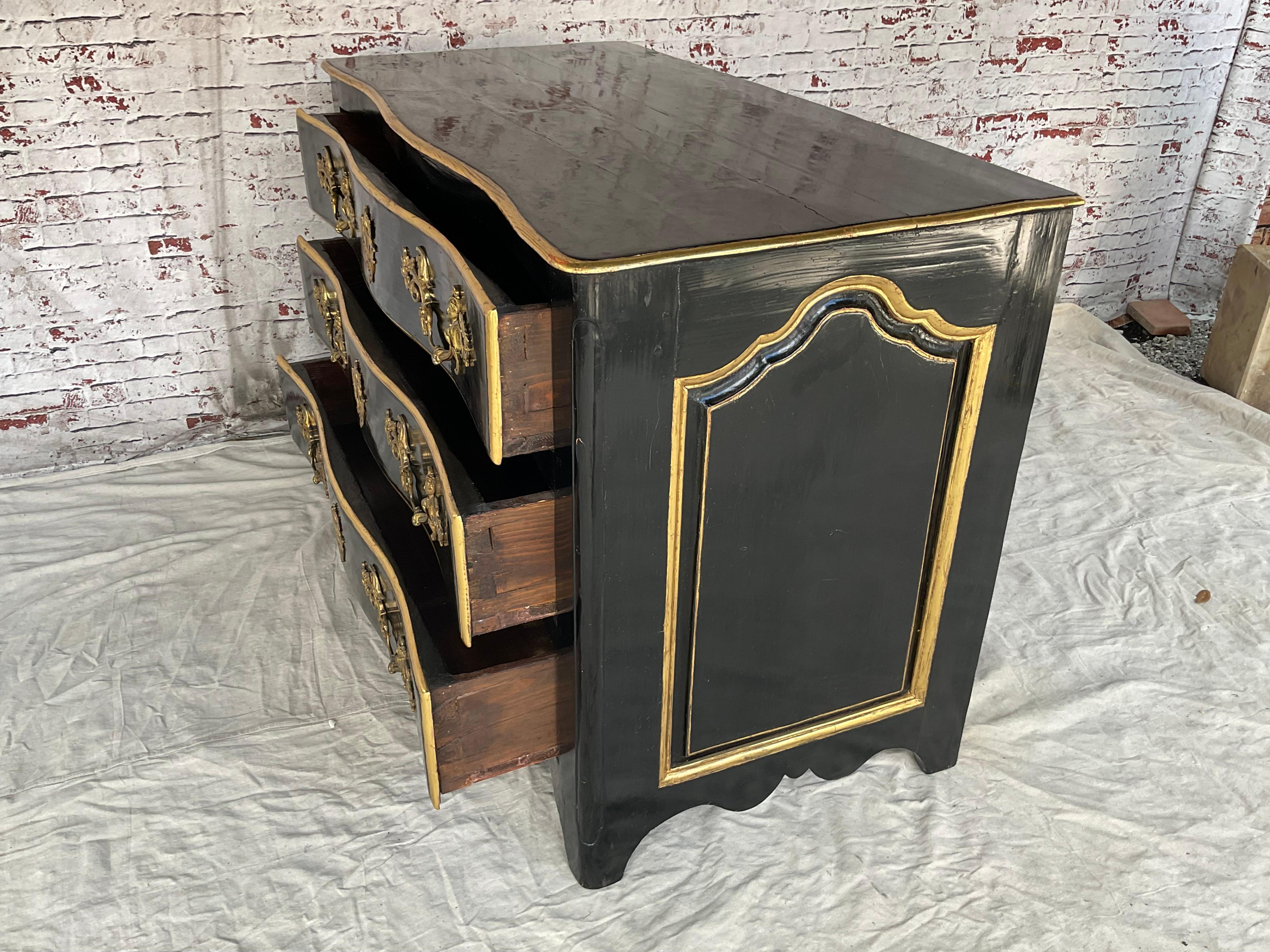French Regence Black Lacquer Ormolou Mounted Gilded Serpentine Front Commode 6