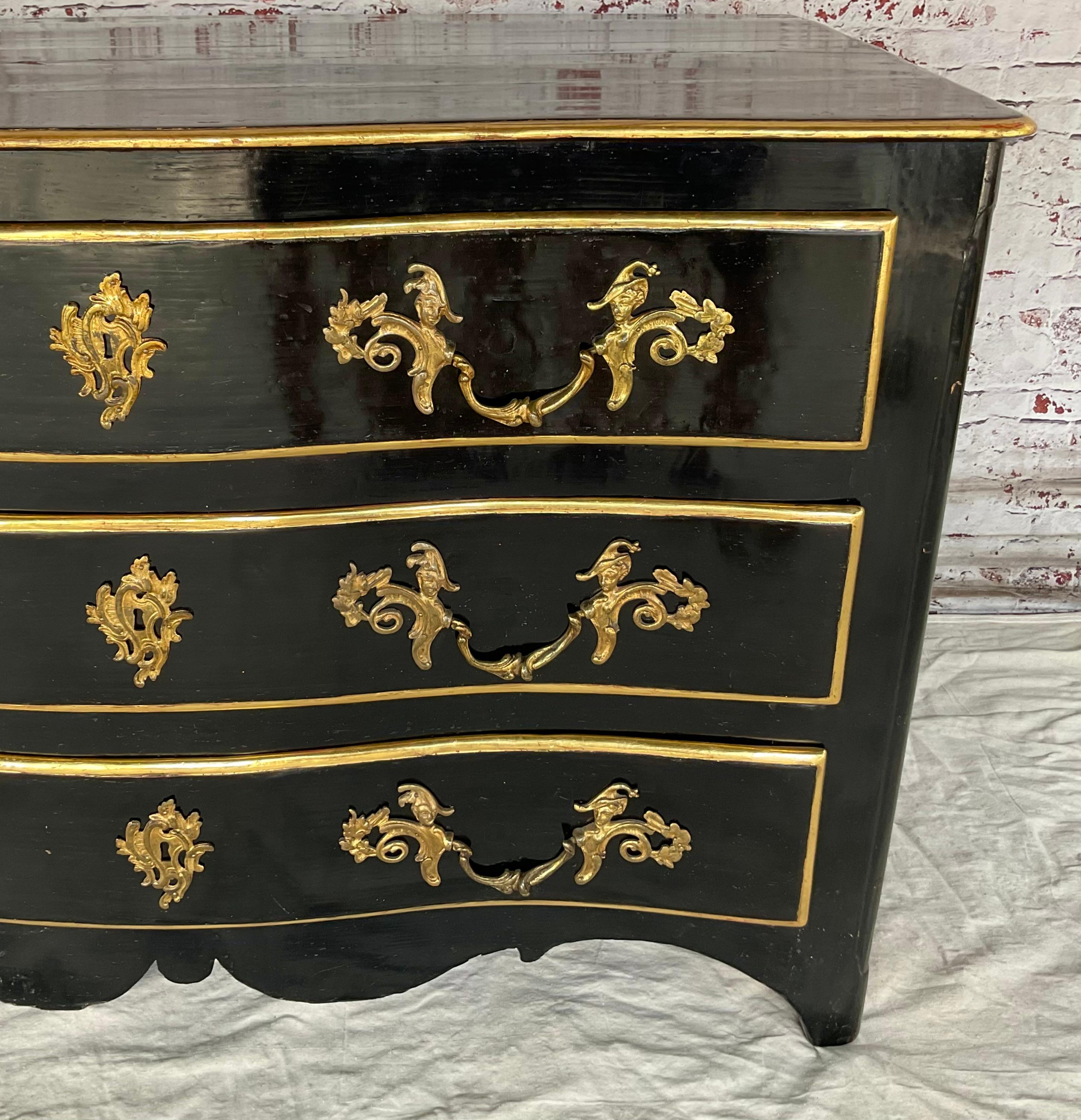 French Regence Black Lacquer Ormolou Mounted Gilded Serpentine Front Commode 4