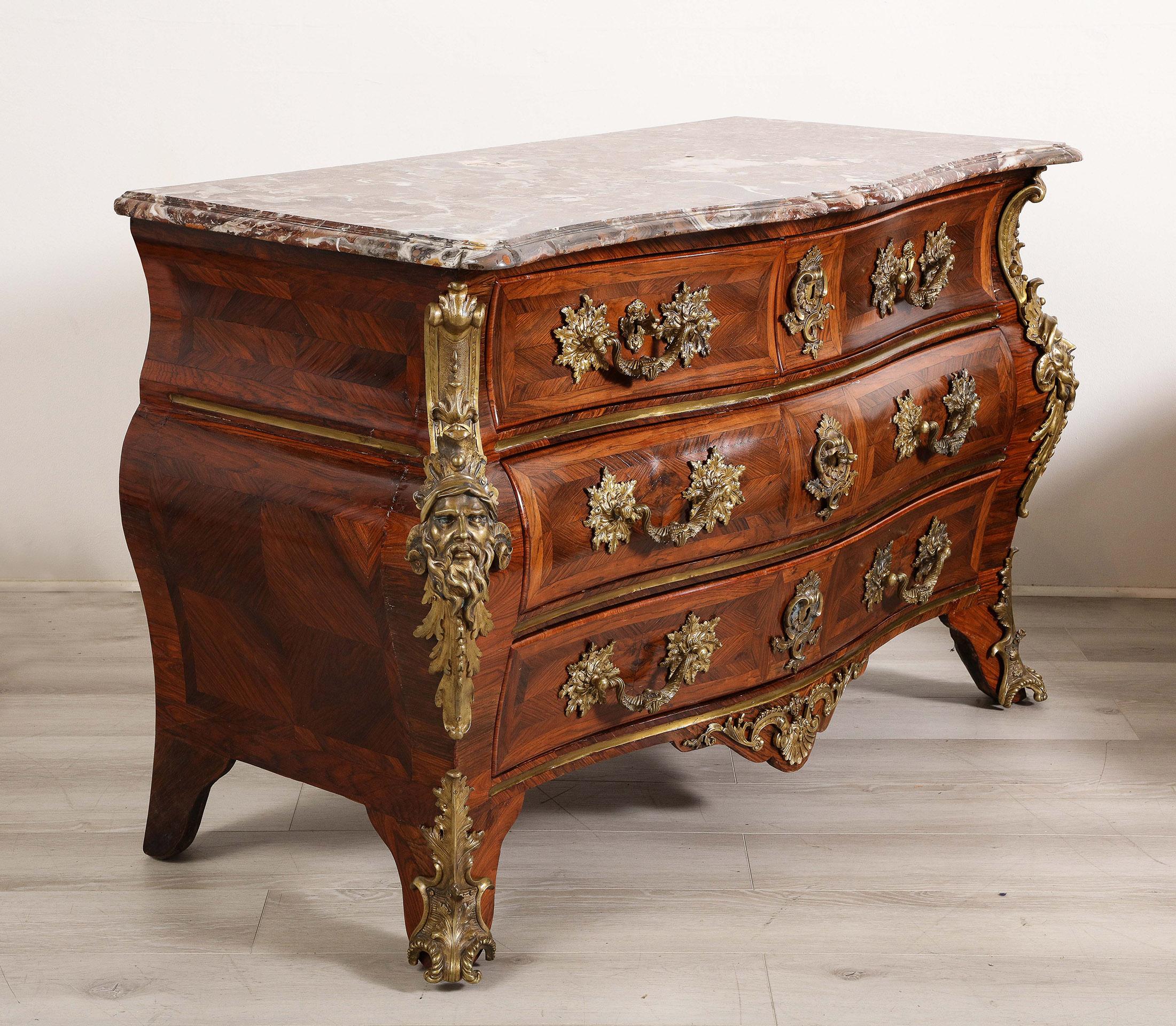 French Régence Bronze Mounted Rosewood Commode In Good Condition For Sale In New York, NY