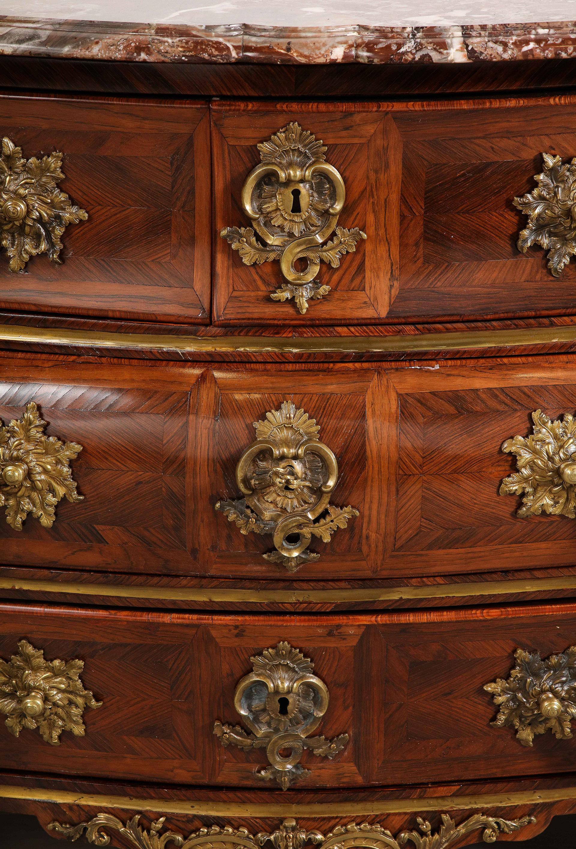 Début du XVIIIe siècle Commode Régence en bois de rose montée sur bronze en vente