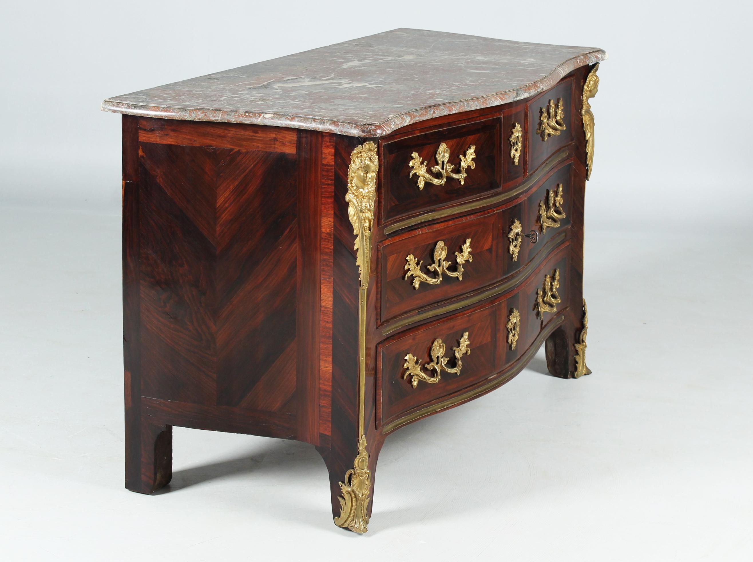 Antique French Regence chest of drawers

France
Kingwood
early 18th century

Dimensions: H x W x D: 84 x 130 x 65 cm

Description:
Representative Regence chest of drawers in dark wood with light-coloured contrasting ormolu fittings.

Three-tier