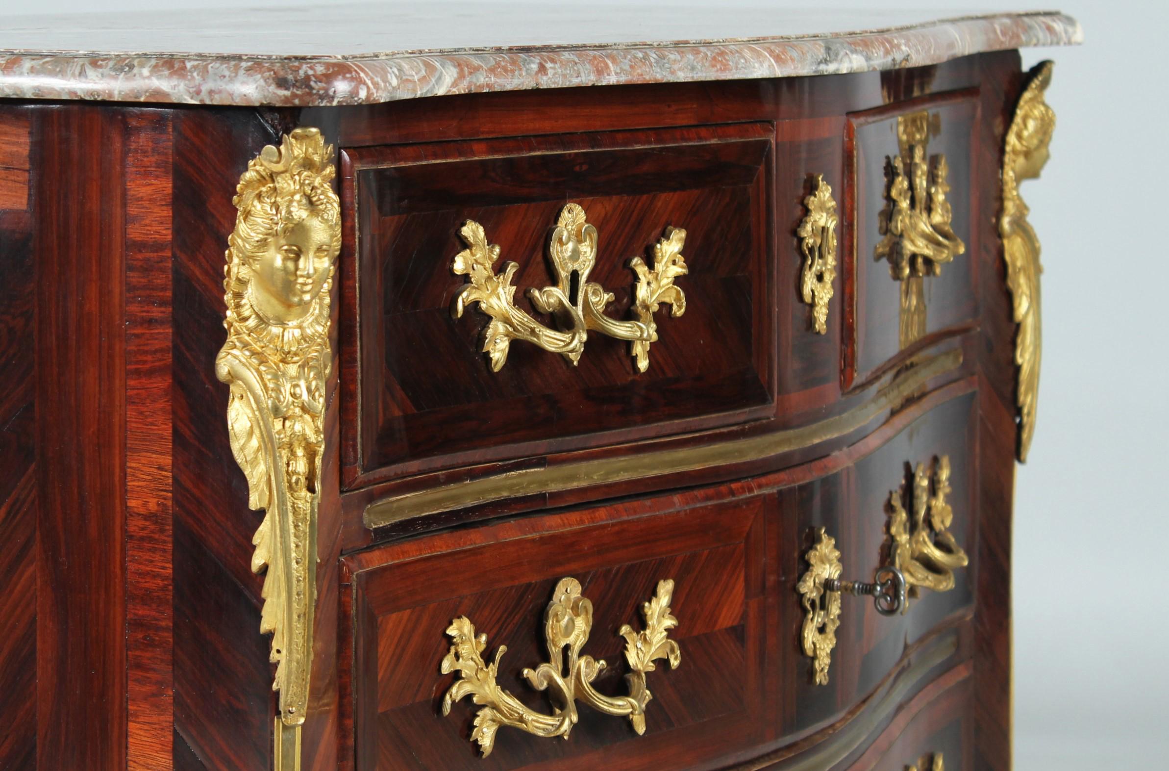 French Regence Chest of Drawers with Ormolu Fittings, Early 18th Century In Good Condition For Sale In Greven, DE