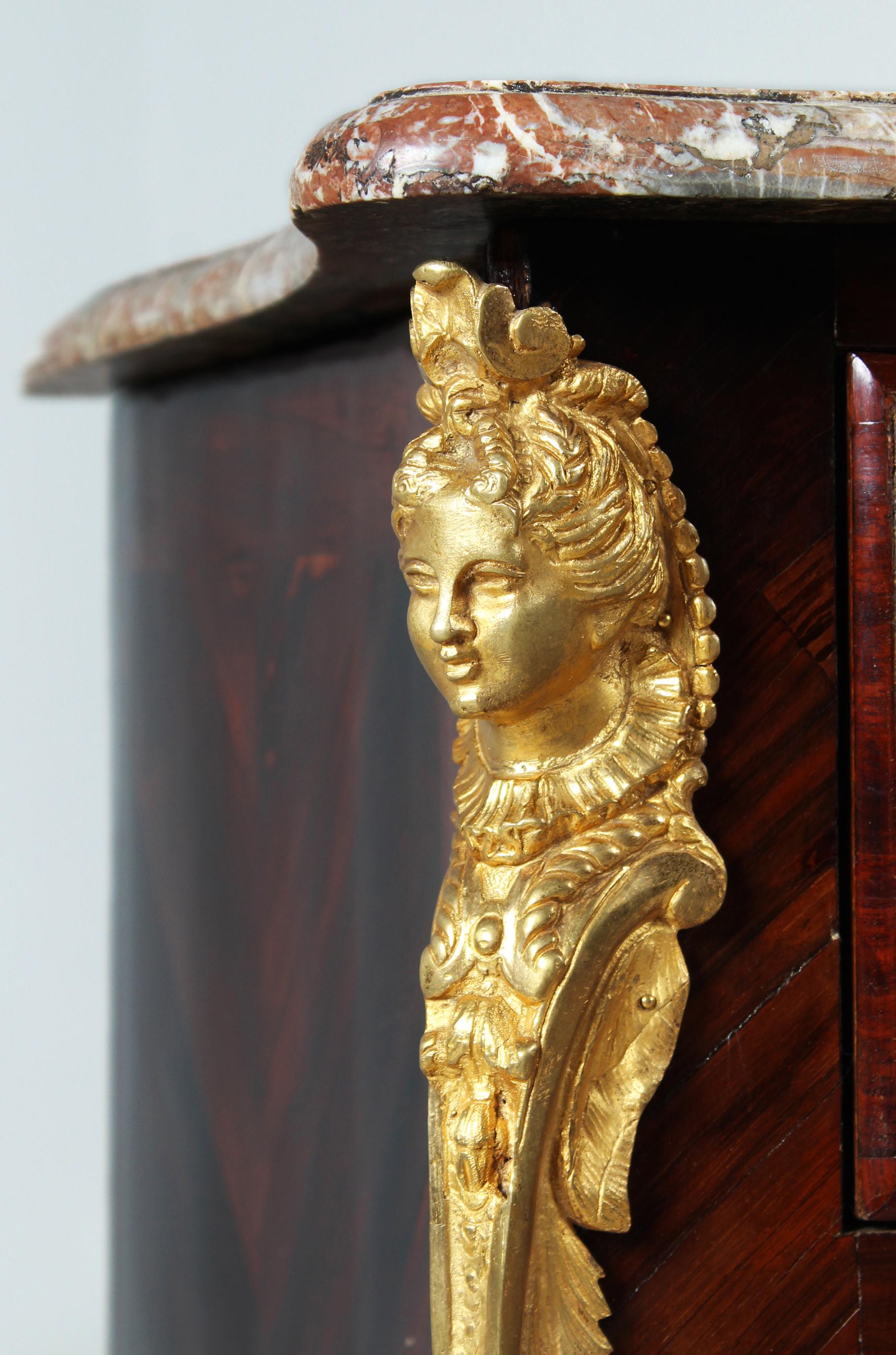 Début du XVIIIe siècle Commode Régence française avec garnitures en bronze doré, début du 18e siècle en vente