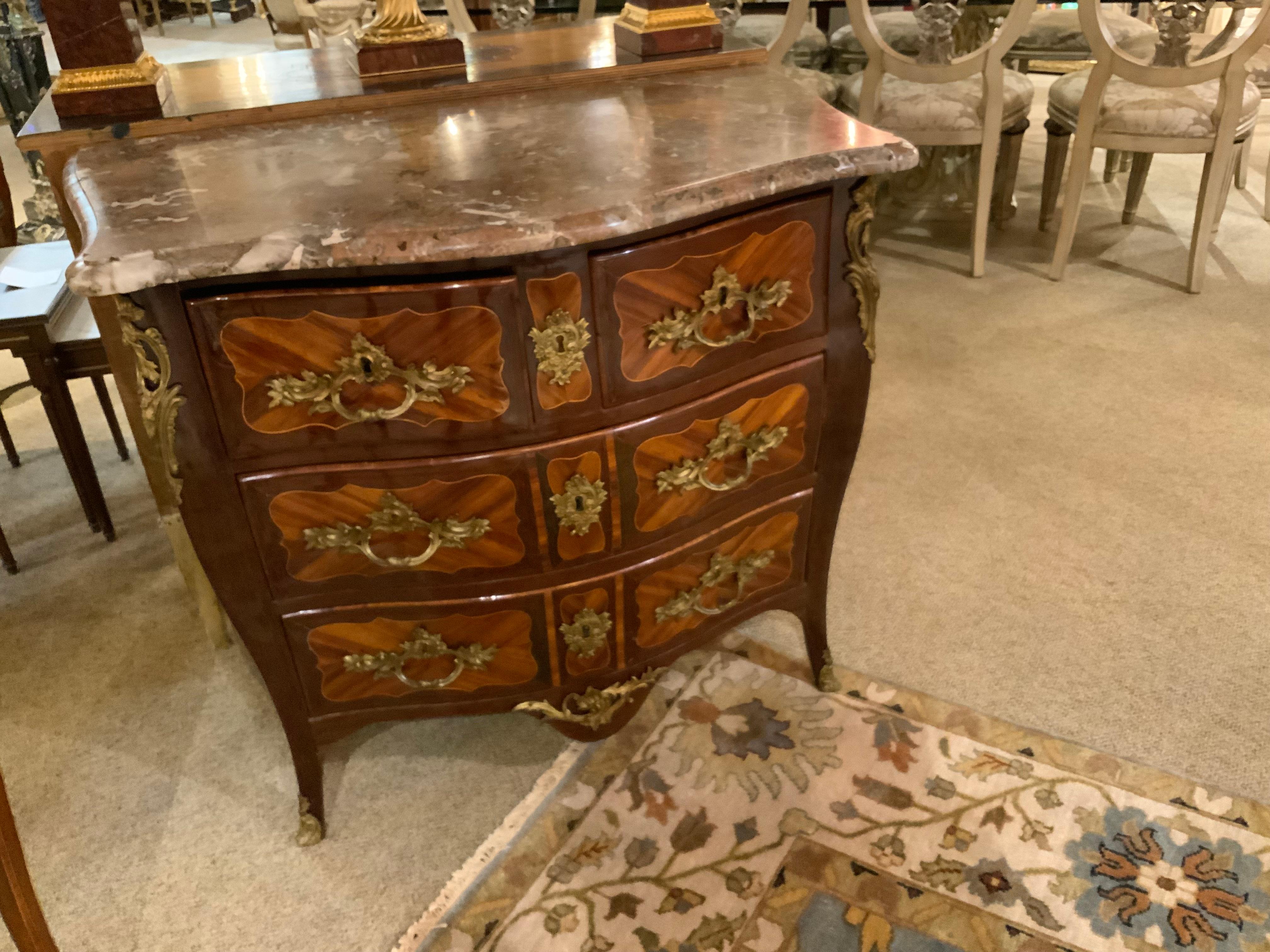 Regency Commode francese Regence, 18° secolo. Firmato Roussel in vendita