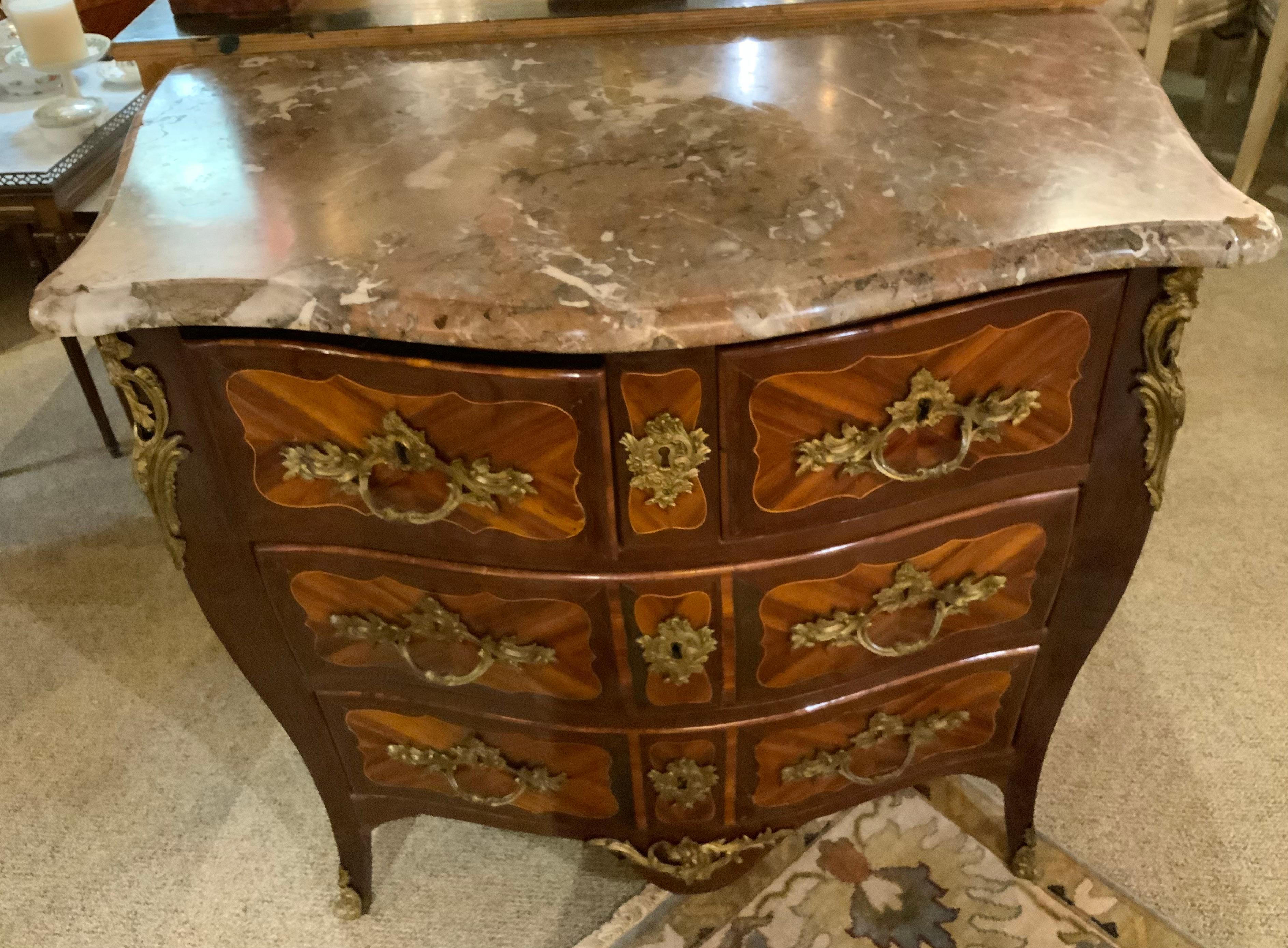 Marqueterie Commode francese Regence, 18° secolo. Firmato Roussel in vendita