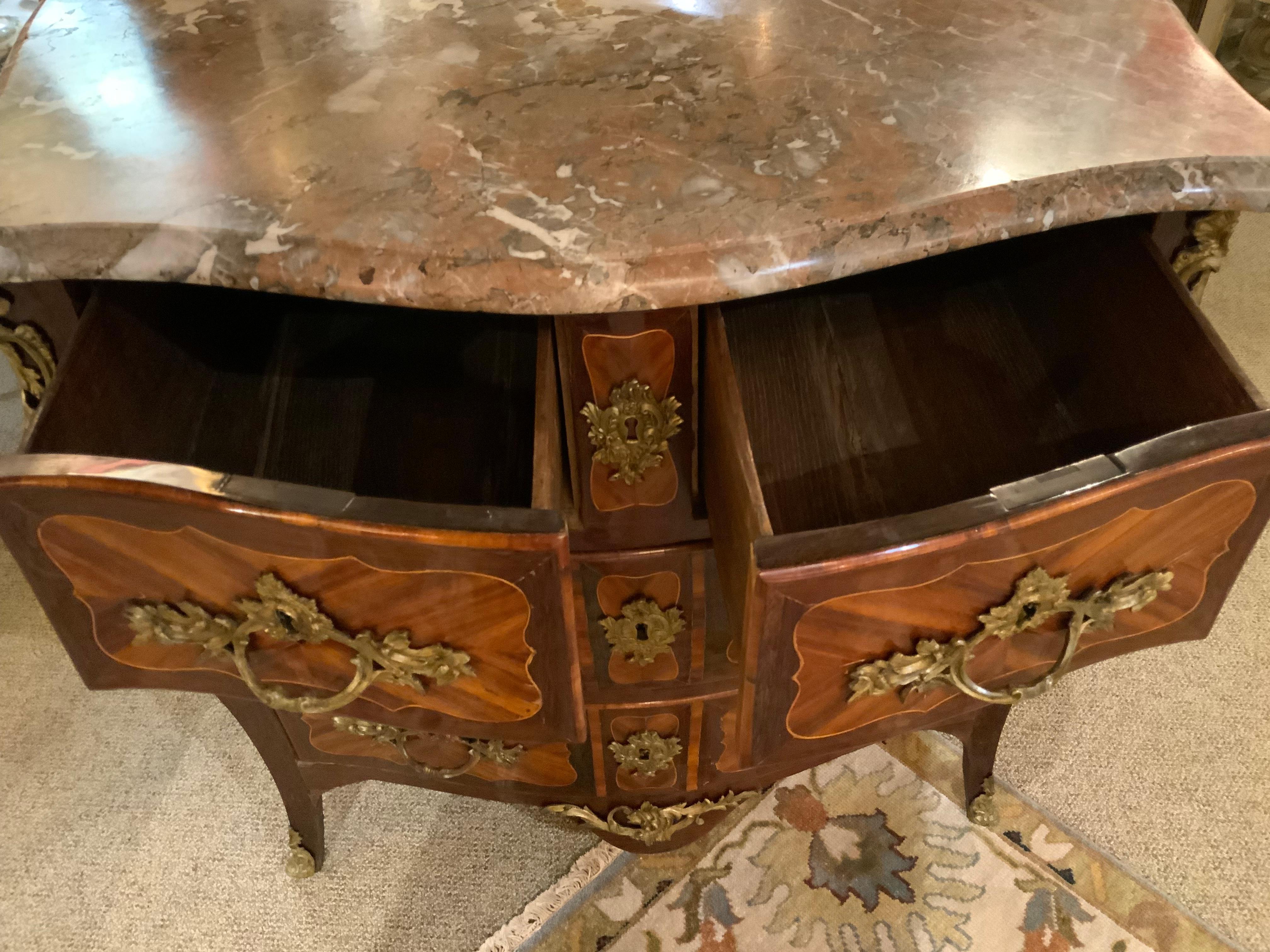 Commode francese Regence, 18° secolo. Firmato Roussel In condizioni ottime in vendita a Houston, TX