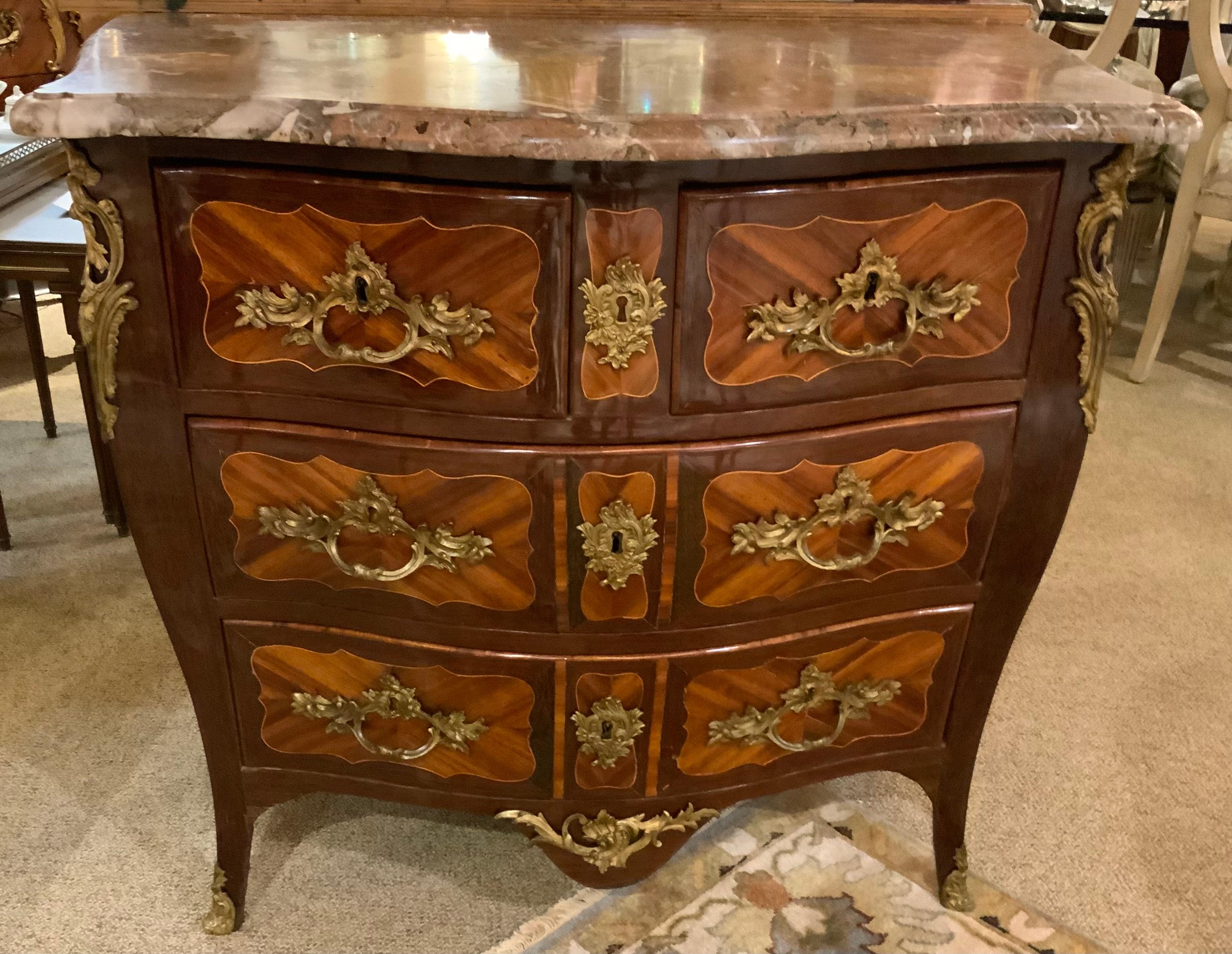 Marmo Commode francese Regence, 18° secolo. Firmato Roussel in vendita
