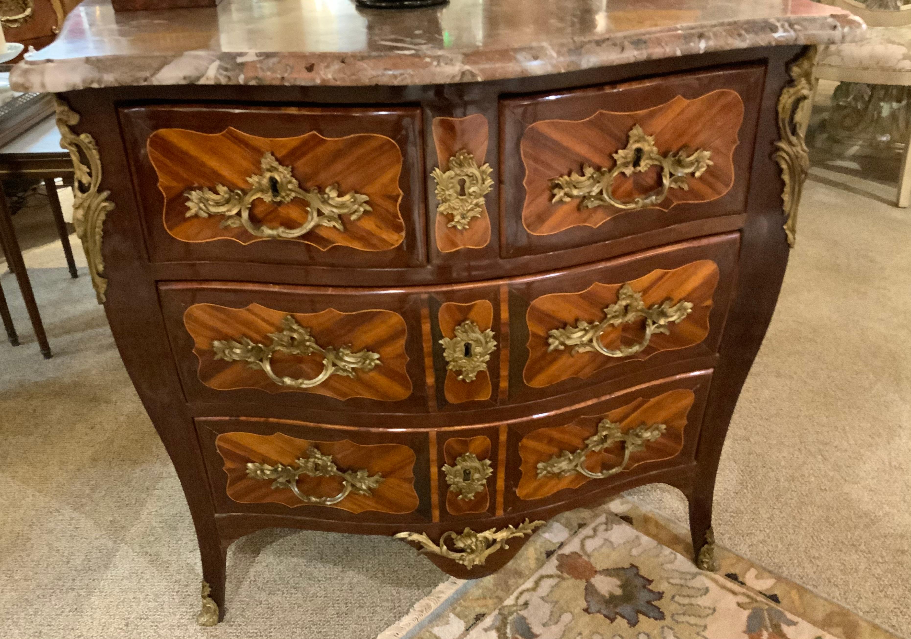 Commode francese Regence, 18° secolo. Firmato Roussel in vendita 1