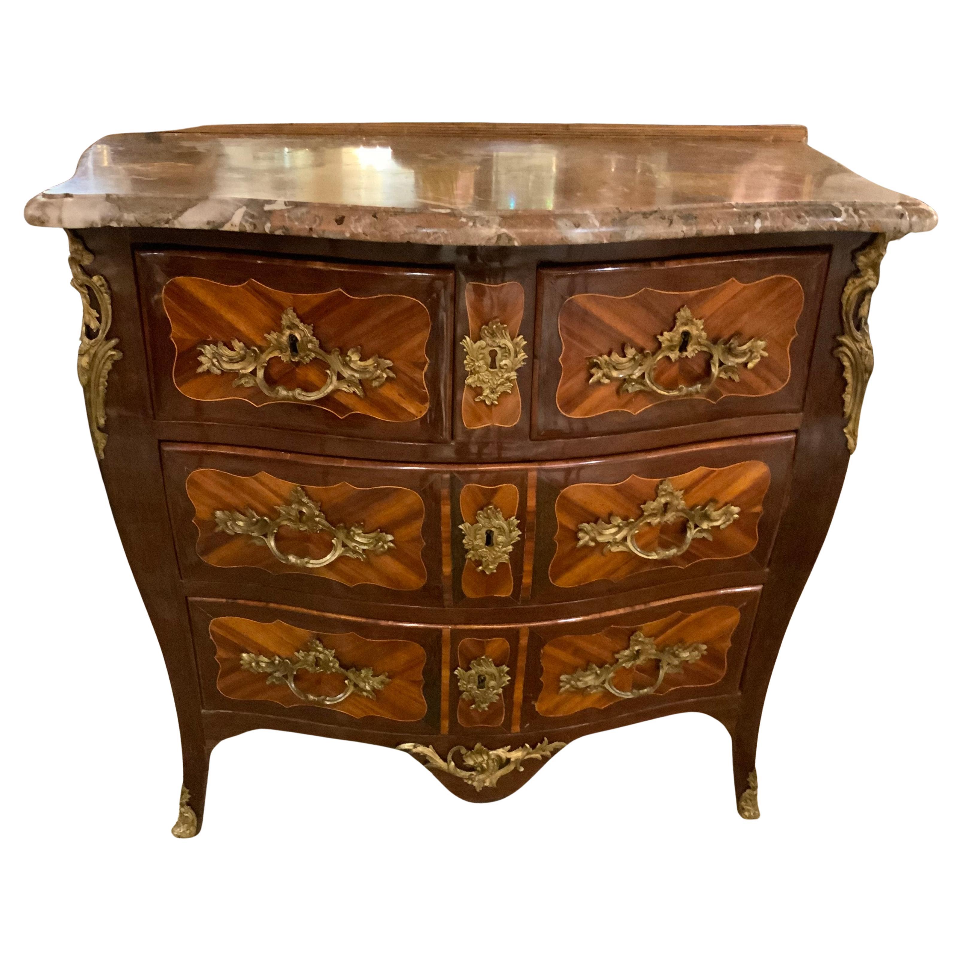 Commode francese Regence, 18° secolo. Firmato Roussel