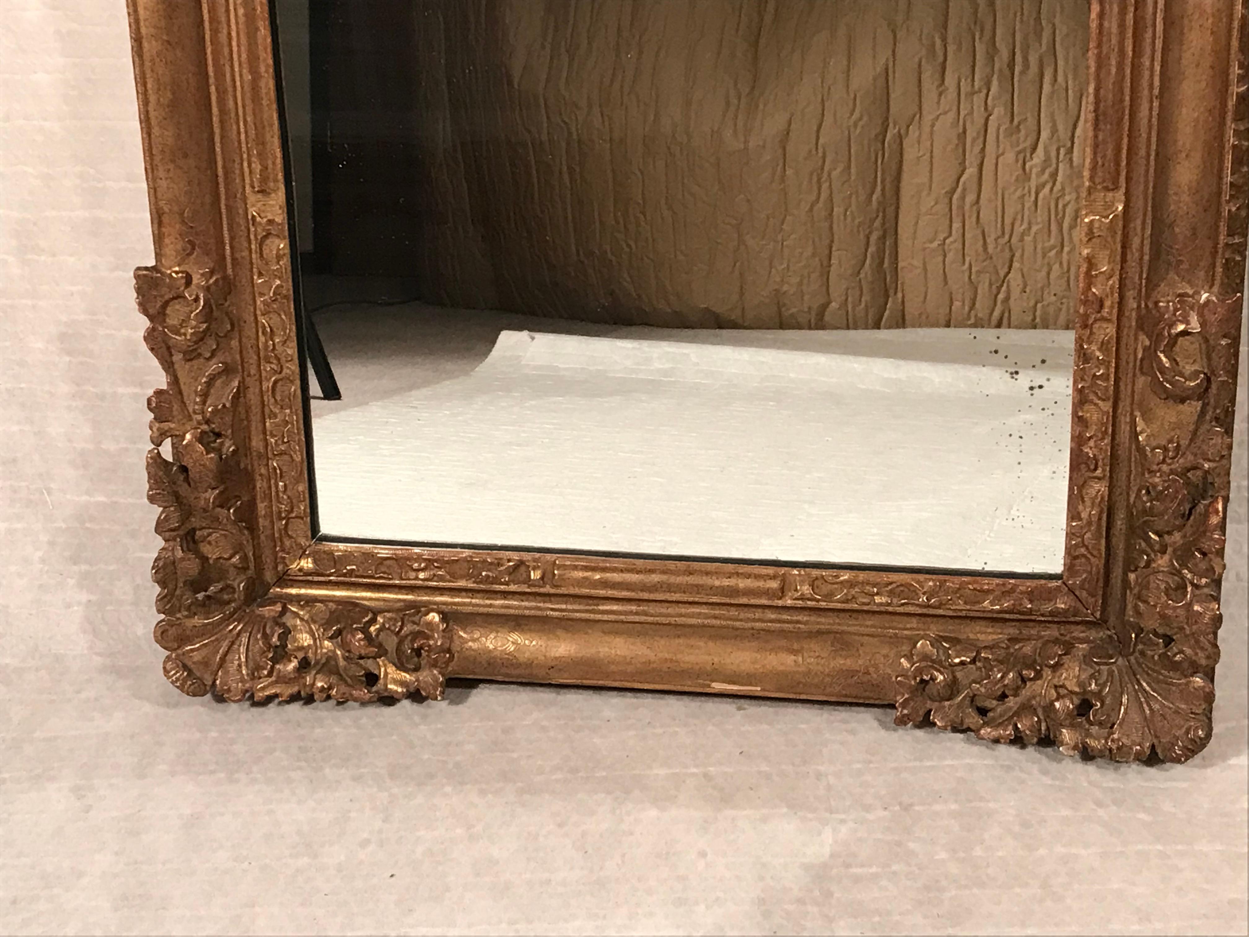 Français Miroir en bois doré de Régence, XVIIIe siècle en vente