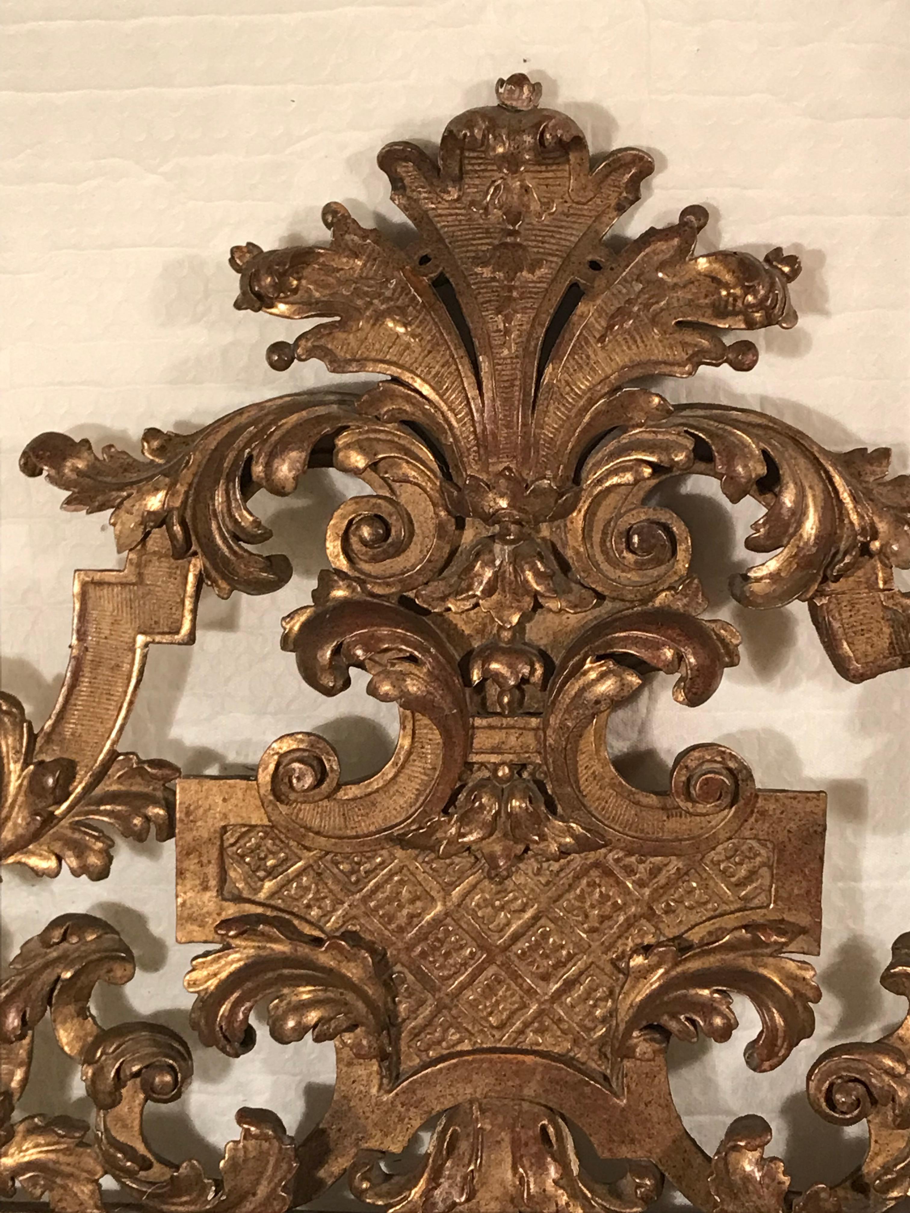 Sculpté à la main Miroir en bois doré de Régence, XVIIIe siècle en vente