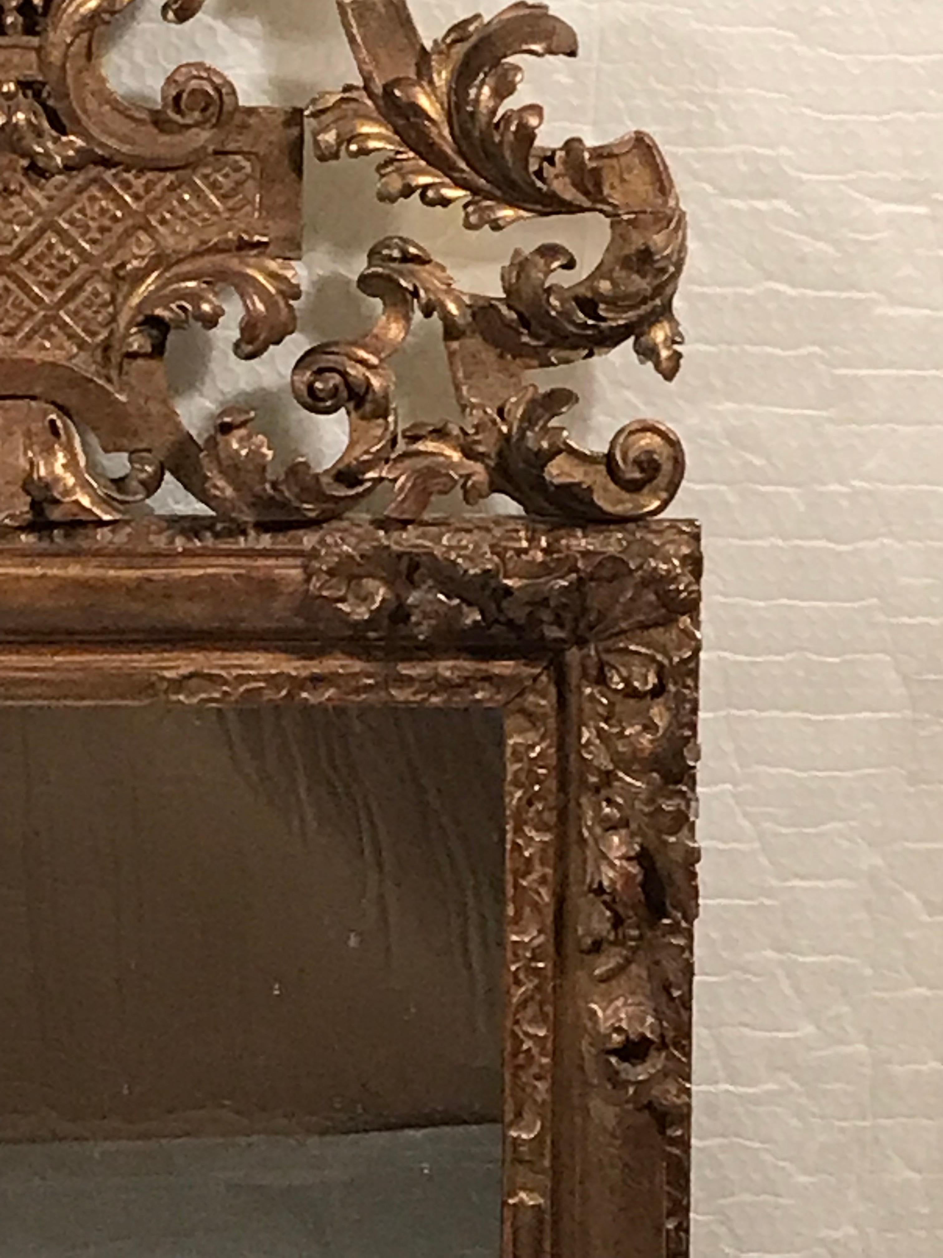 Milieu du XVIIIe siècle Miroir en bois doré de Régence, XVIIIe siècle en vente